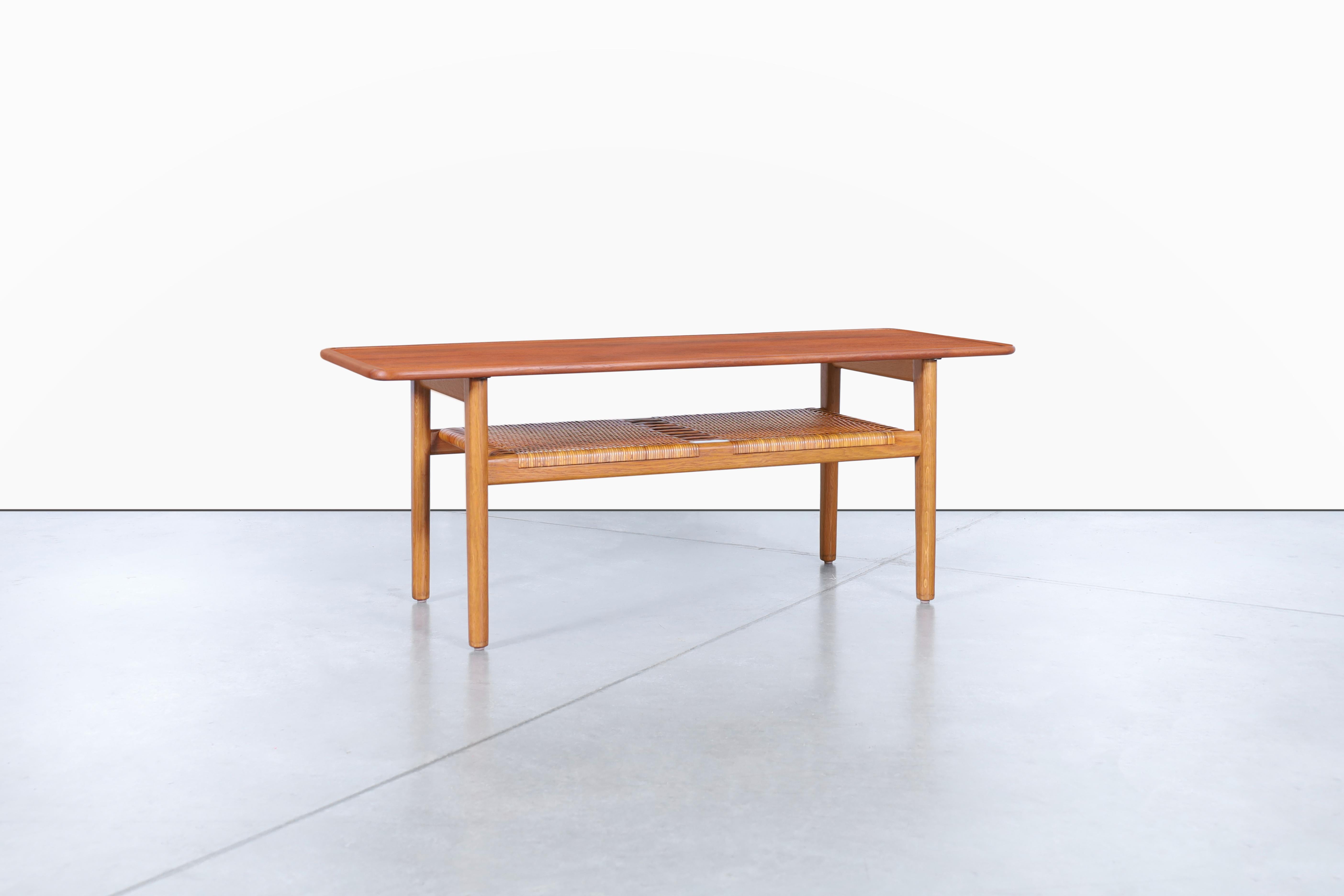 Danois Table basse moderne danoise en teck et rotin par Hans J. Wegner pour Andreas Tuck en vente