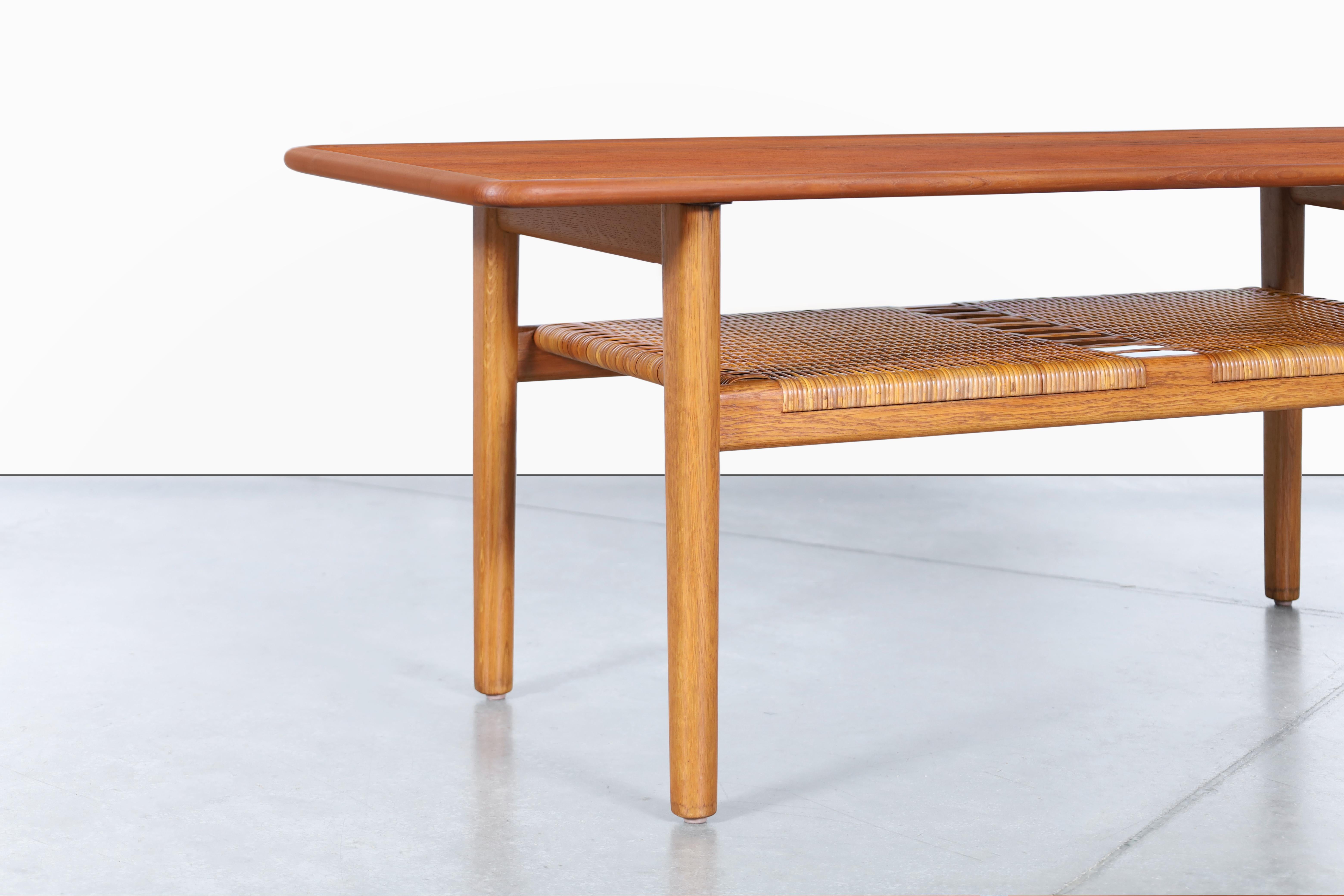 Table basse moderne danoise en teck et rotin par Hans J. Wegner pour Andreas Tuck Excellent état - En vente à North Hollywood, CA