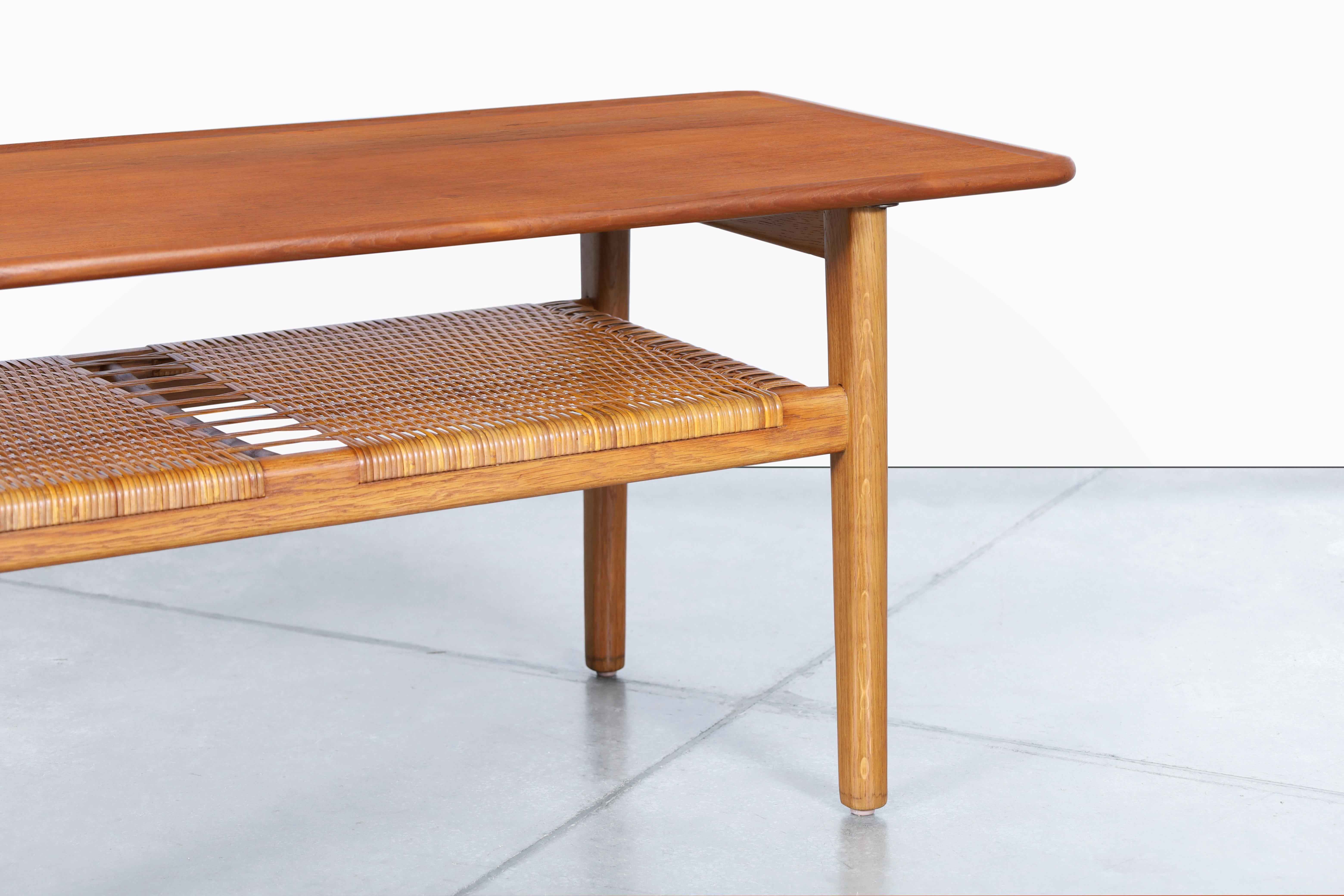 Milieu du XXe siècle Table basse moderne danoise en teck et rotin par Hans J. Wegner pour Andreas Tuck en vente