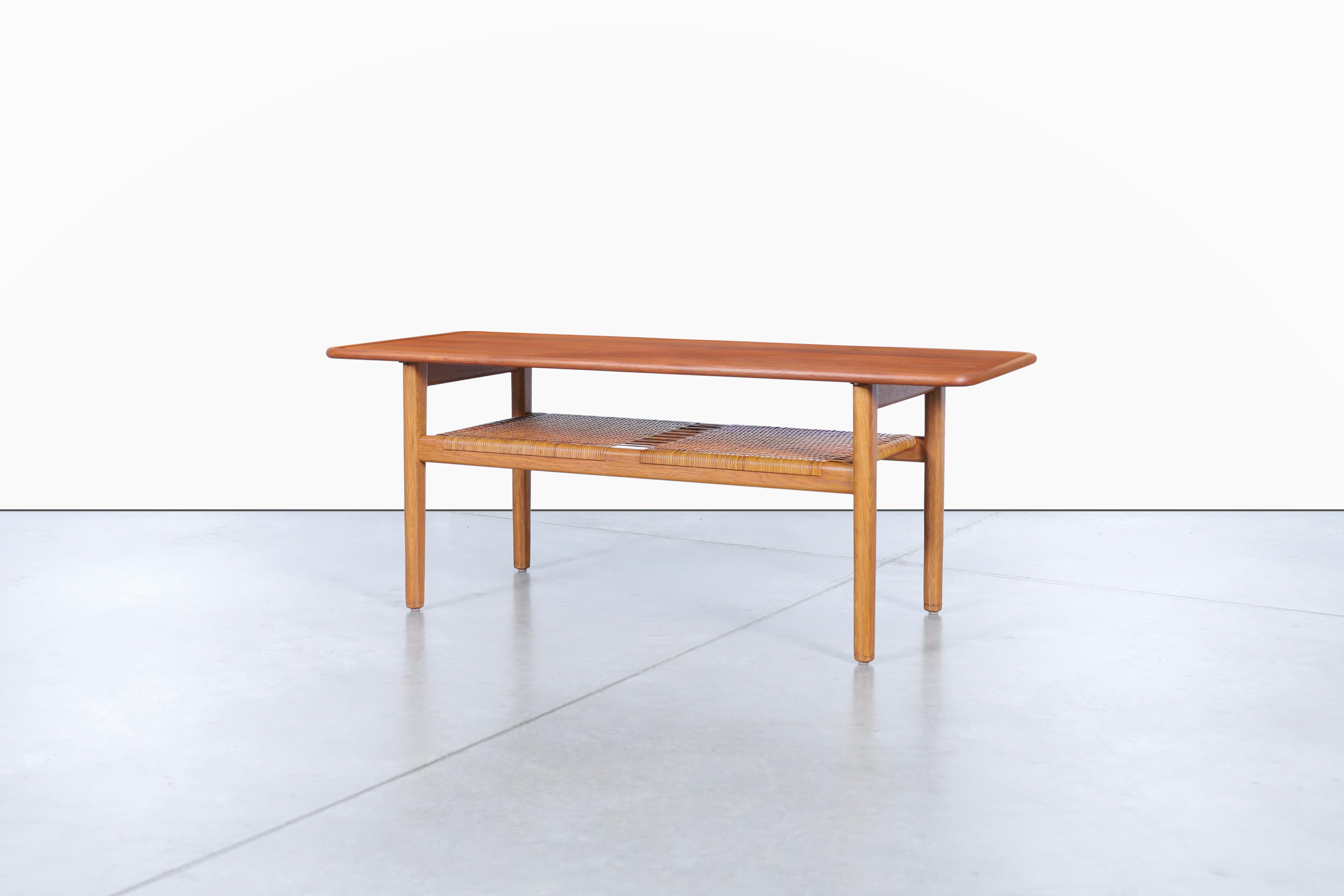 Canne Table basse moderne danoise en teck et rotin par Hans J. Wegner pour Andreas Tuck en vente