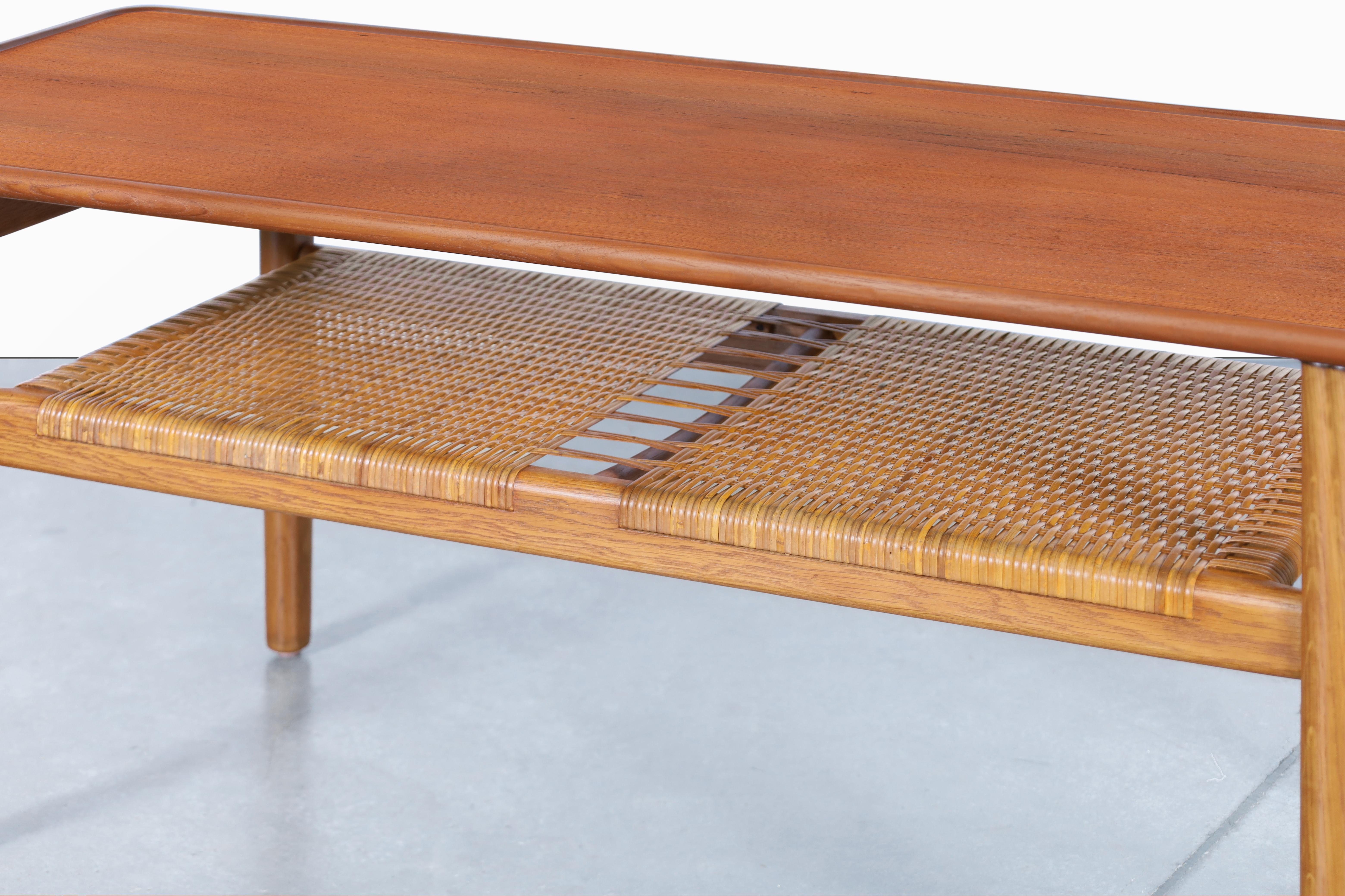 Table basse moderne danoise en teck et rotin par Hans J. Wegner pour Andreas Tuck en vente 1