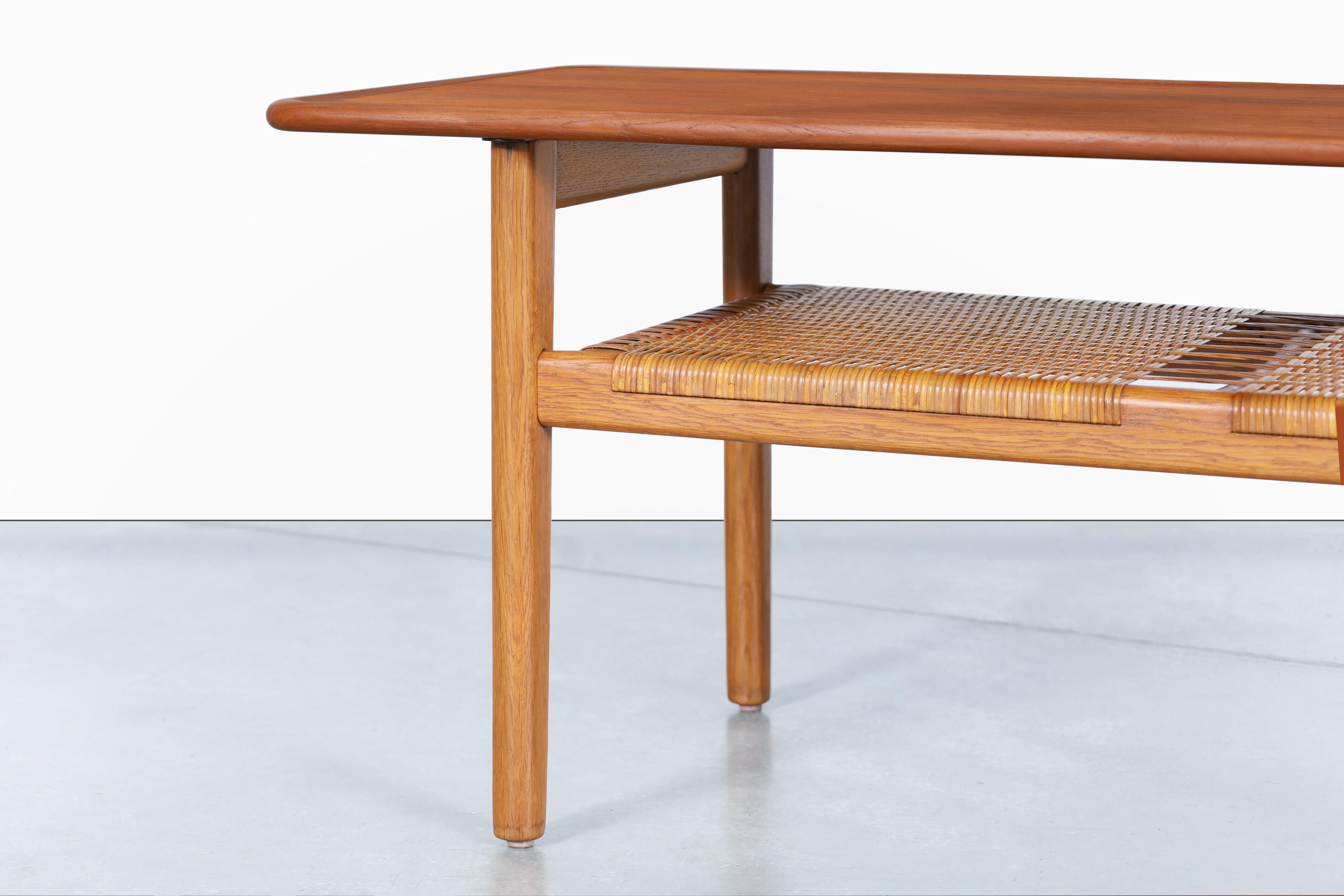 Table basse moderne danoise en teck et rotin par Hans J. Wegner pour Andreas Tuck en vente 2