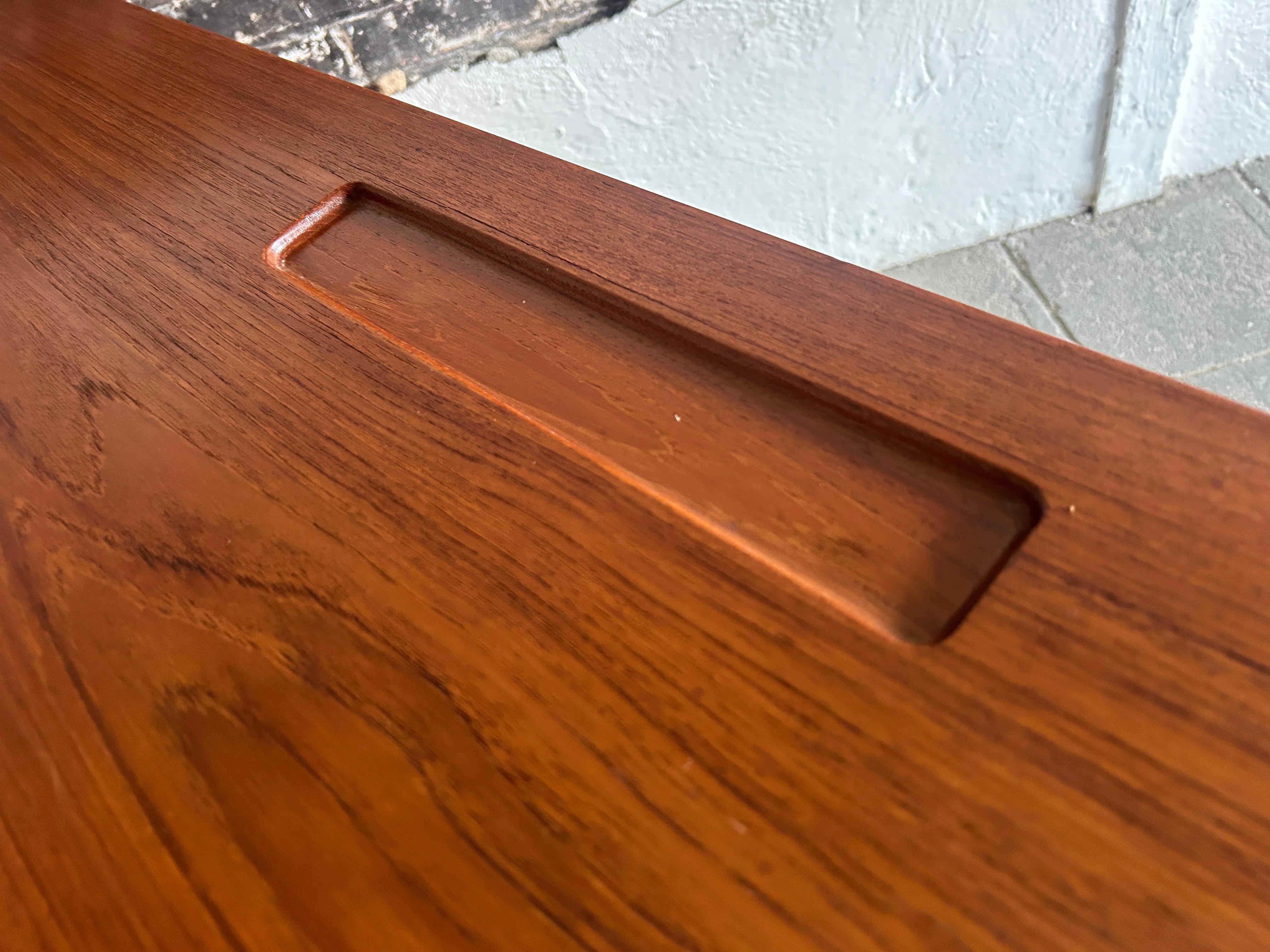 Scrivania moderna danese a 6 cassetti in teak e cromo di Sigurd Hansen Møbelfabrik in vendita 2