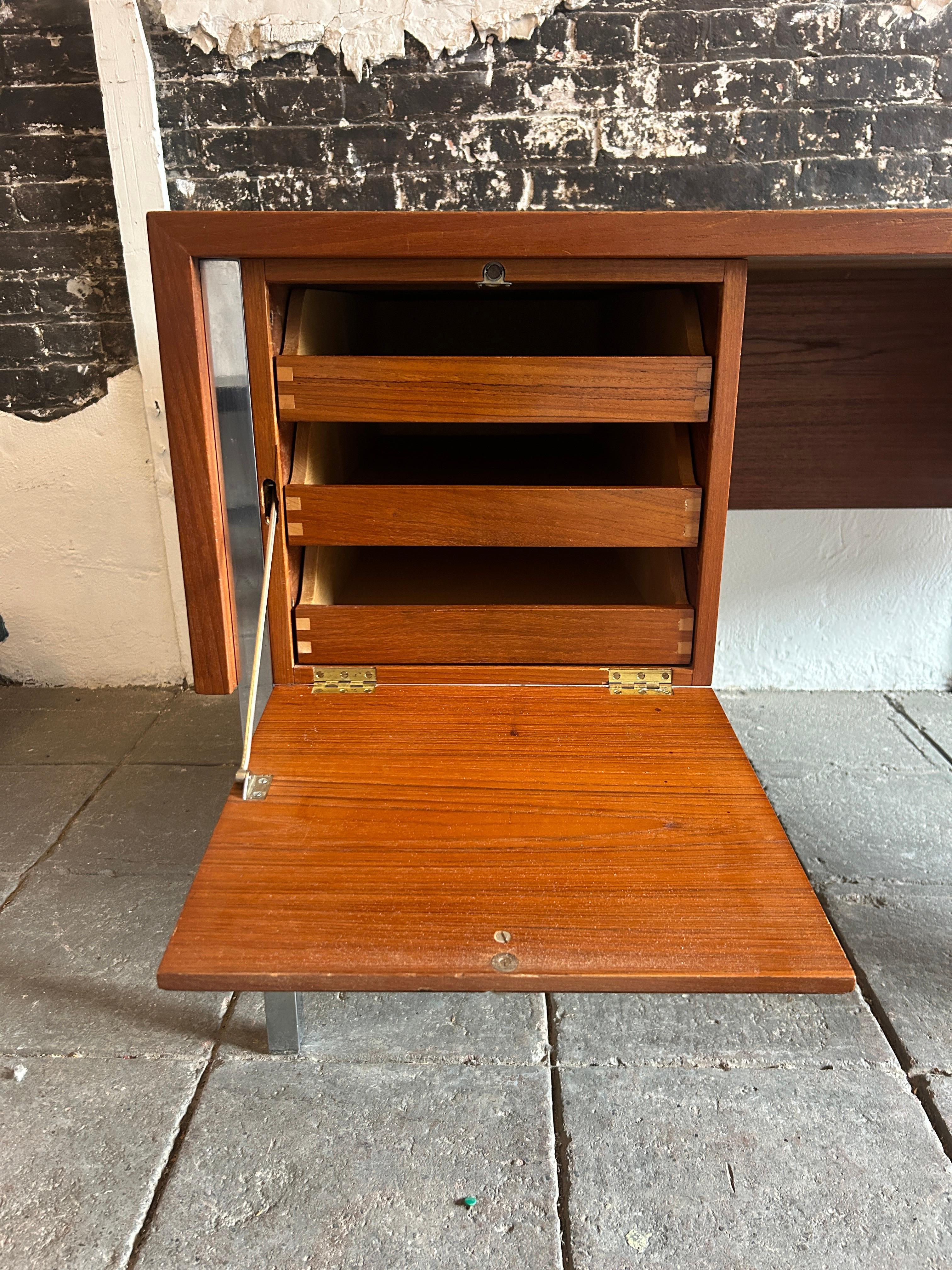 Scrivania moderna danese a 6 cassetti in teak e cromo di Sigurd Hansen Møbelfabrik in vendita 3
