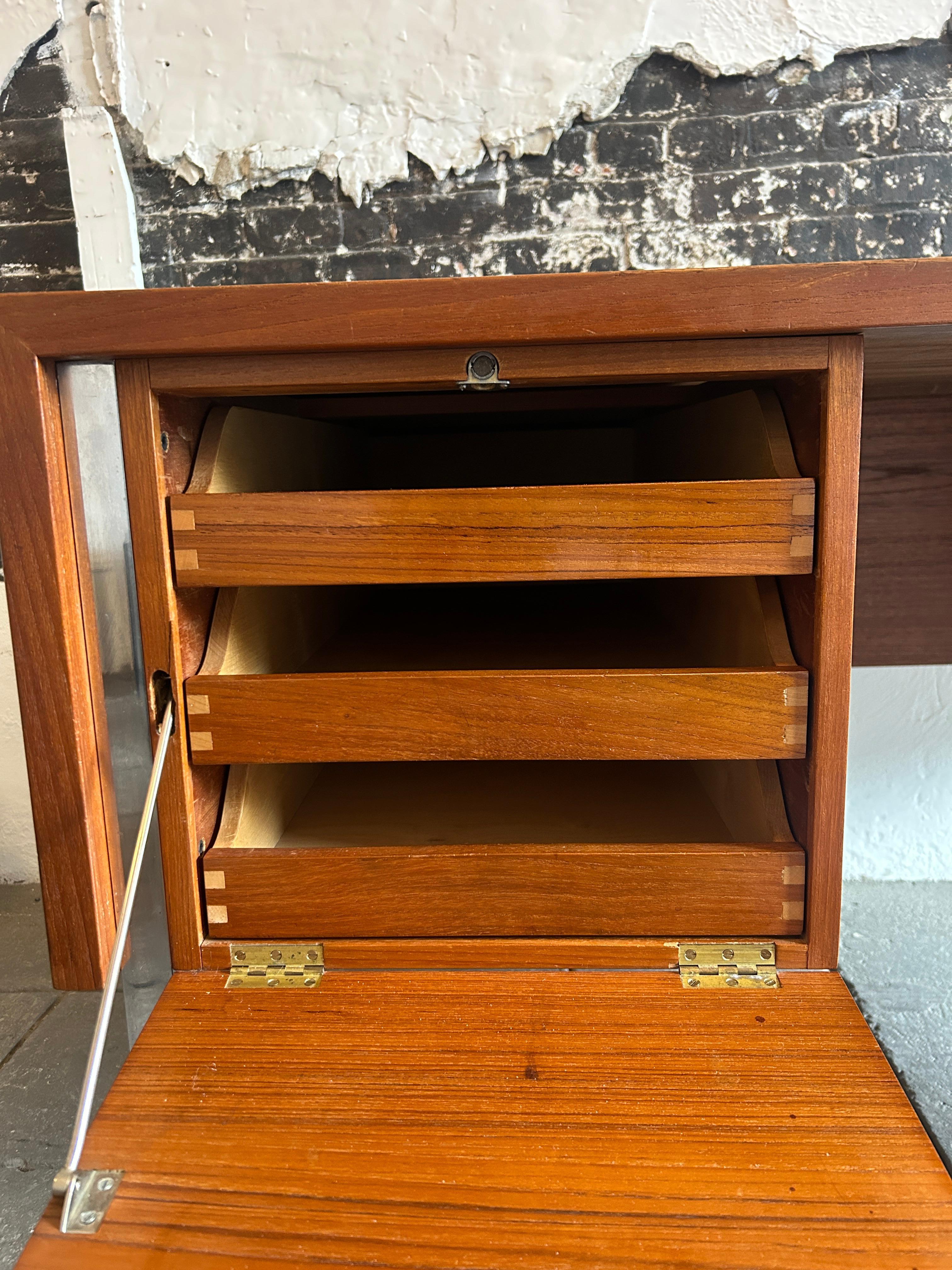 Scrivania moderna danese a 6 cassetti in teak e cromo di Sigurd Hansen Møbelfabrik in vendita 4