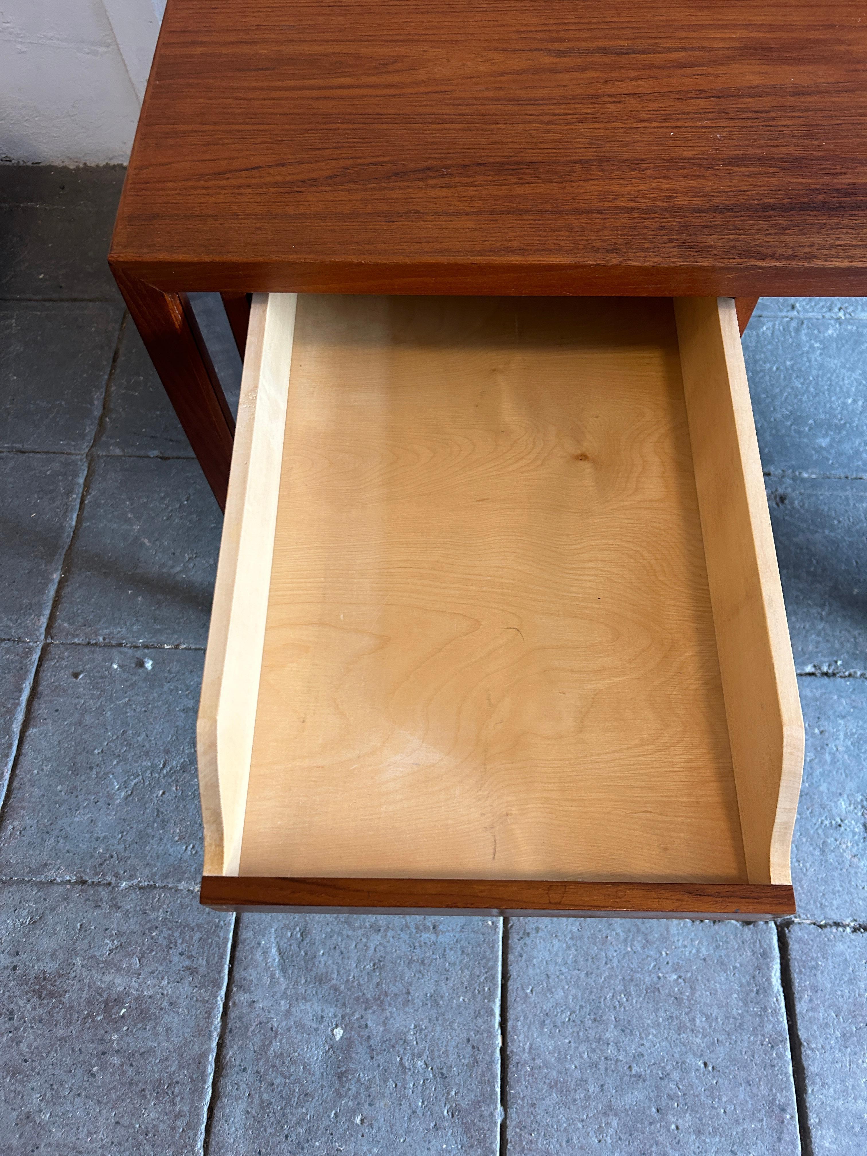 Scrivania moderna danese a 6 cassetti in teak e cromo di Sigurd Hansen Møbelfabrik in vendita 5