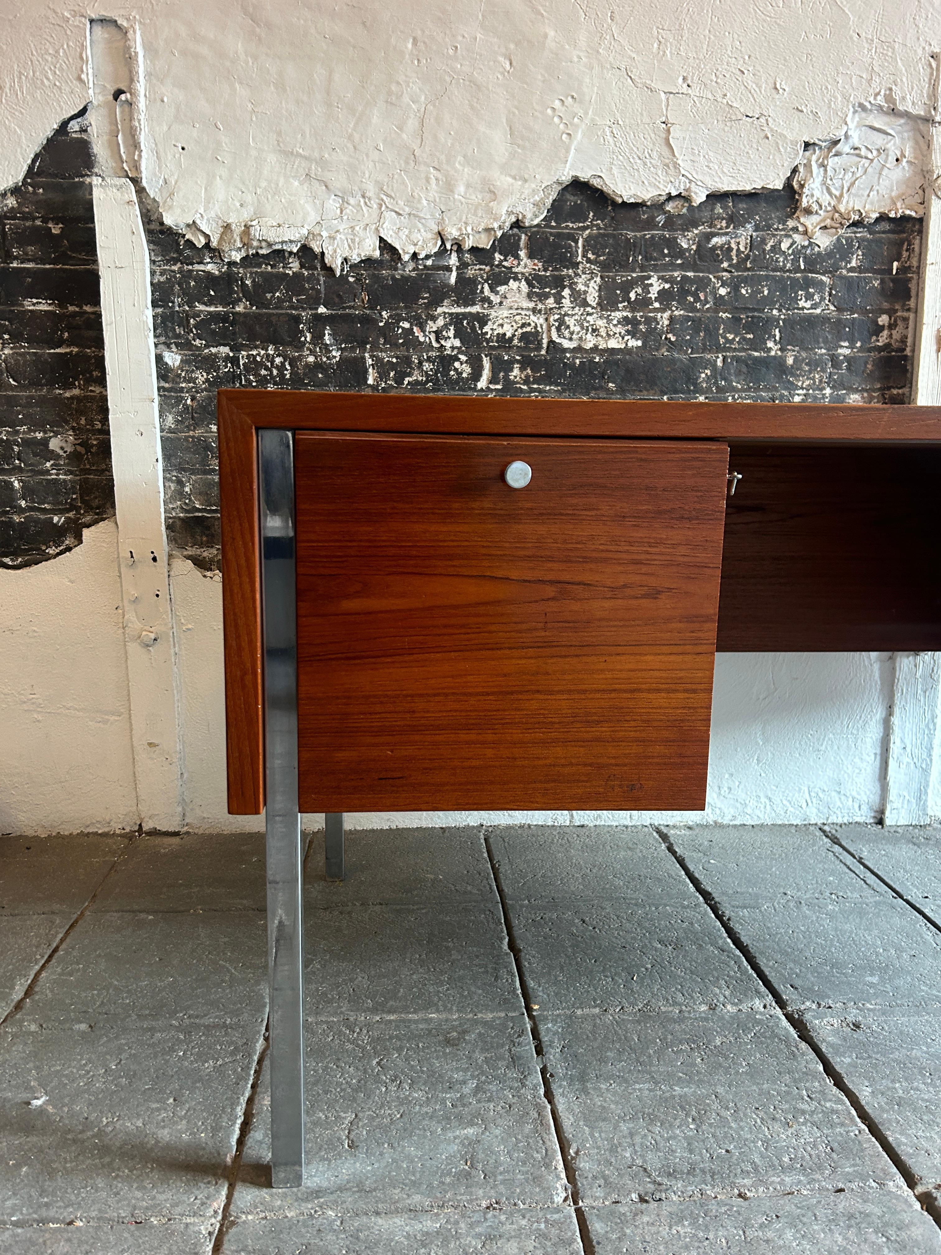 Scrivania moderna danese a 6 cassetti in teak e cromo di Sigurd Hansen Møbelfabrik in vendita 6