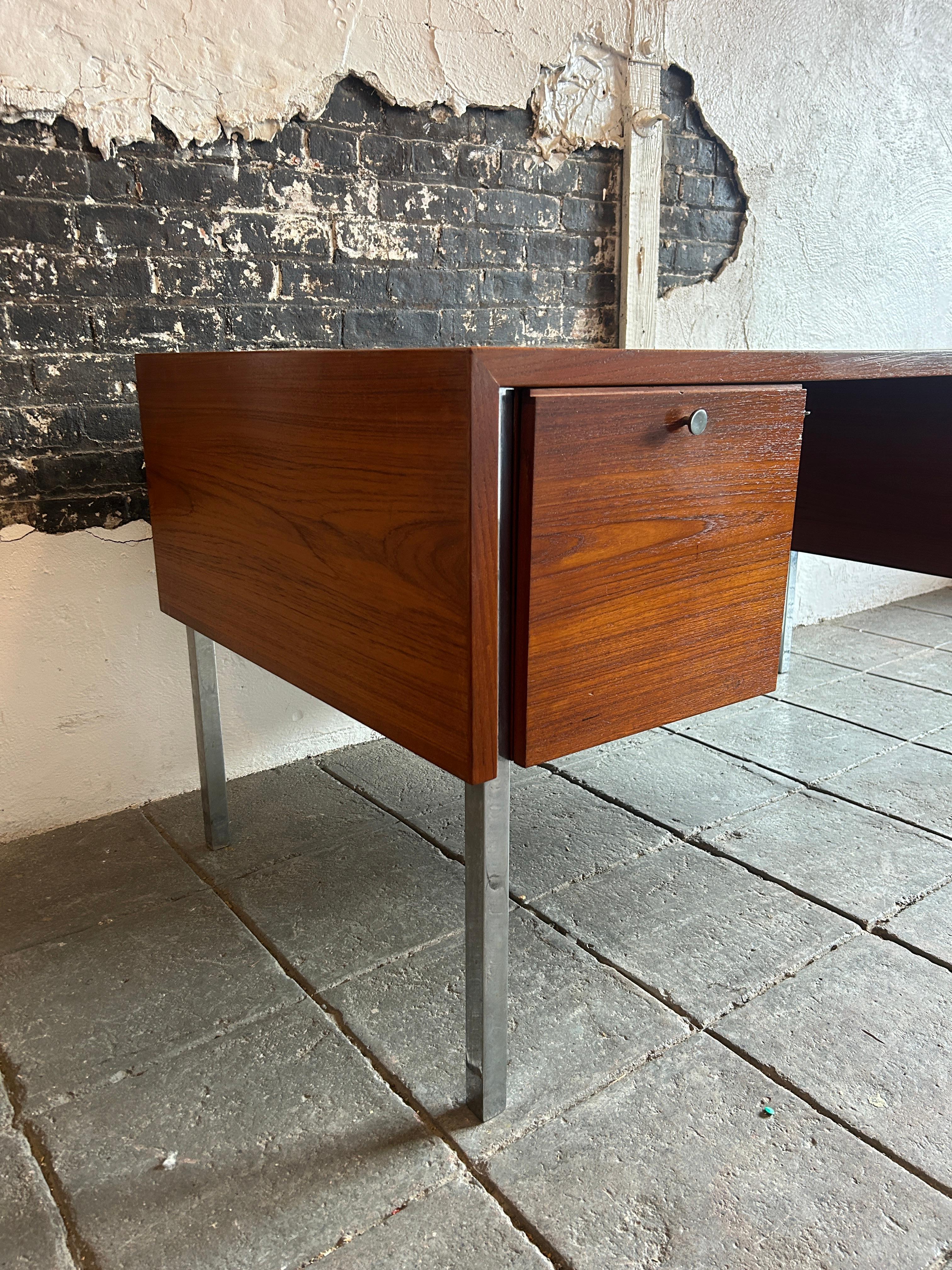 Scrivania moderna danese a 6 cassetti in teak e cromo di Sigurd Hansen Møbelfabrik in vendita 7