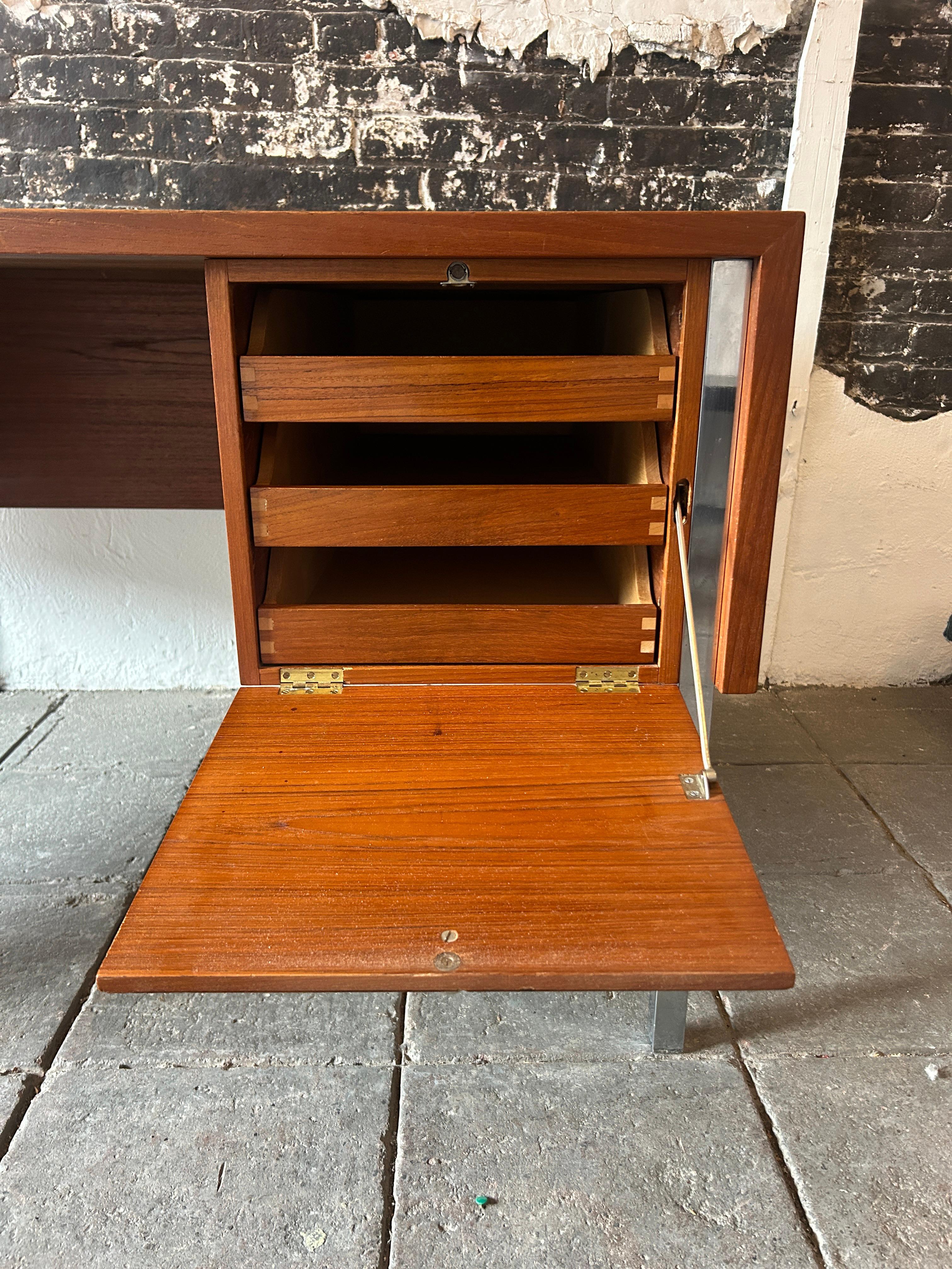 Scrivania moderna danese a 6 cassetti in teak e cromo di Sigurd Hansen Møbelfabrik in vendita 8