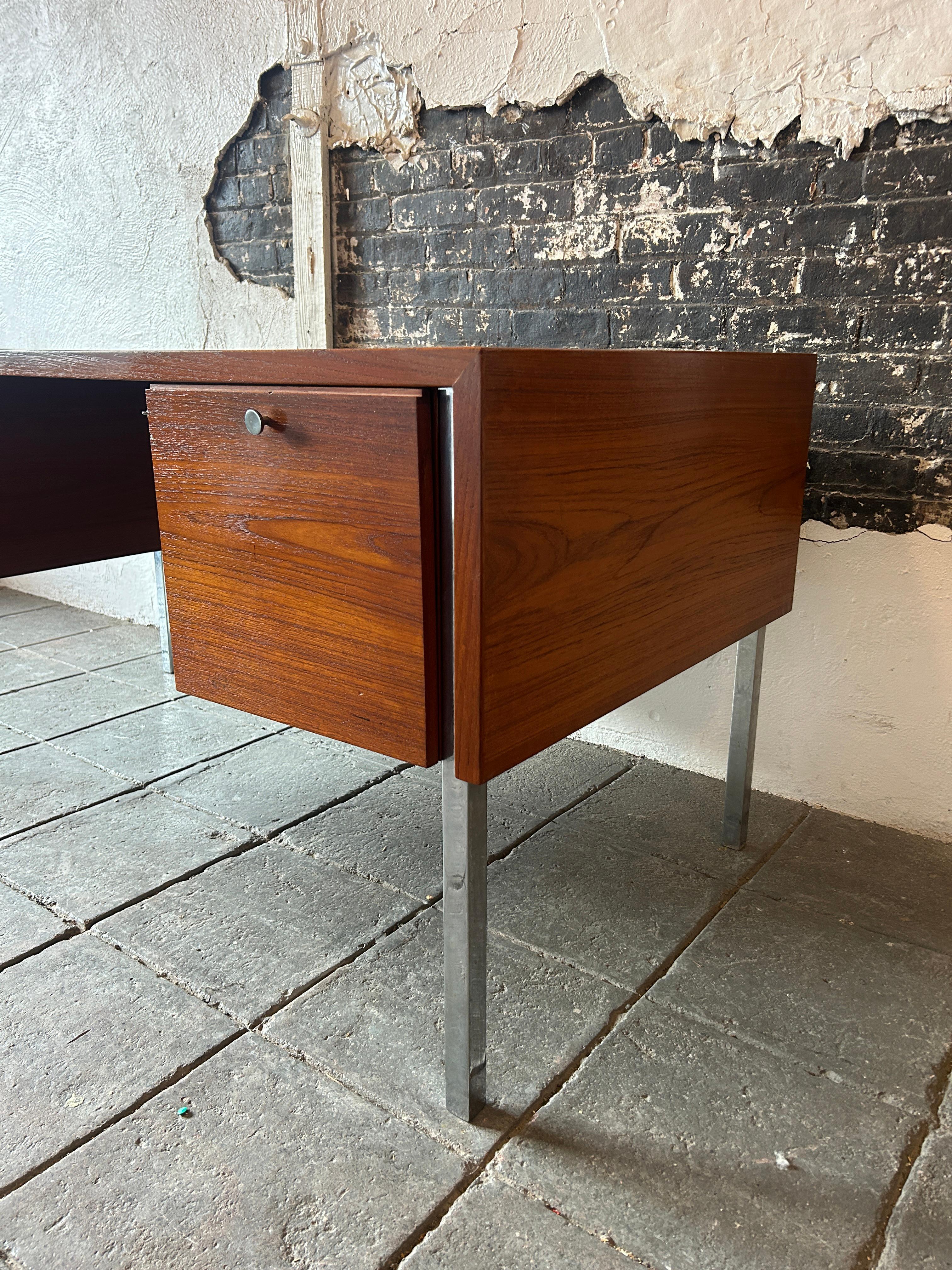 Scrivania moderna danese a 6 cassetti in teak e cromo di Sigurd Hansen Møbelfabrik in vendita 9