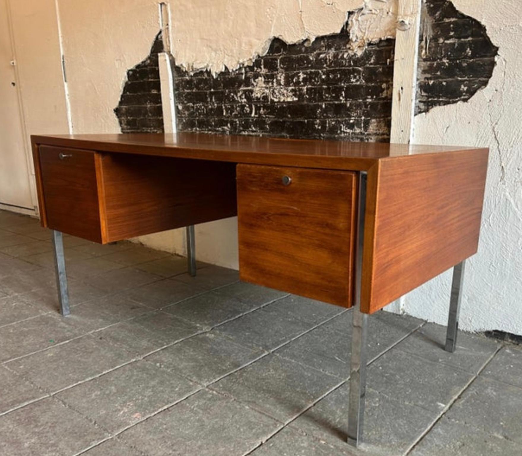 Mid-Century moderno Scrivania moderna danese a 6 cassetti in teak e cromo di Sigurd Hansen Møbelfabrik in vendita