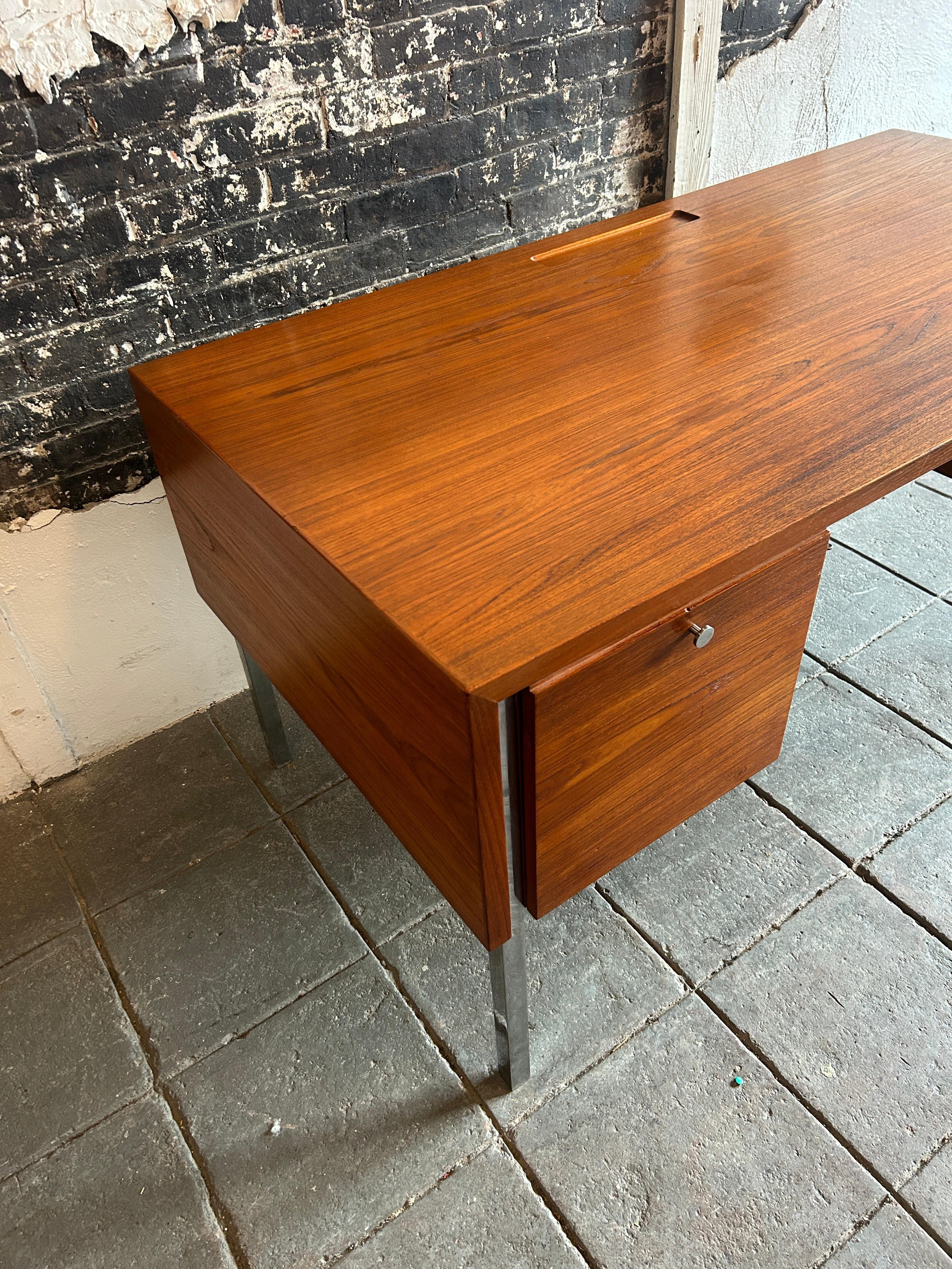 Danese Scrivania moderna danese a 6 cassetti in teak e cromo di Sigurd Hansen Møbelfabrik in vendita