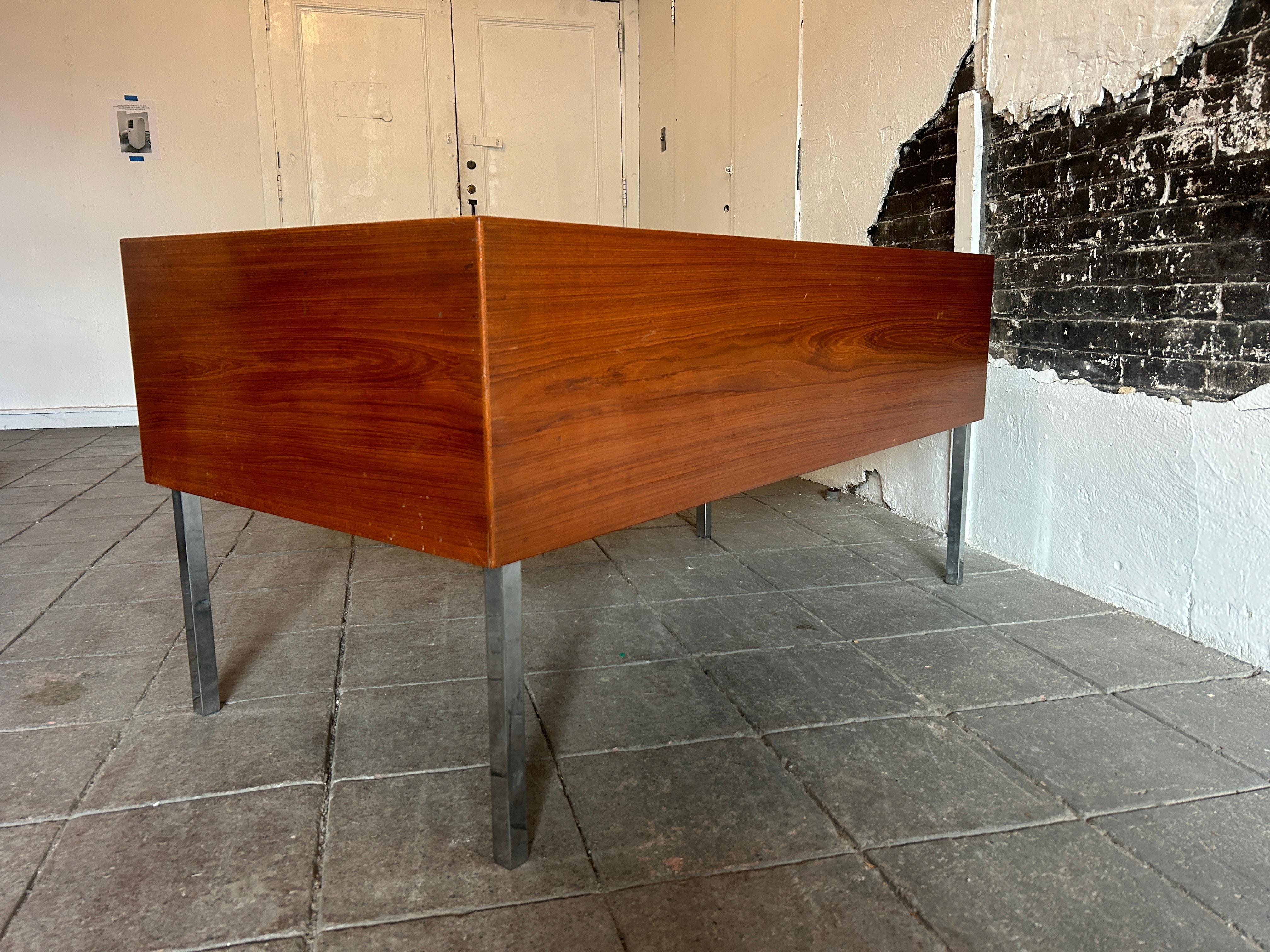Falegnameria Scrivania moderna danese a 6 cassetti in teak e cromo di Sigurd Hansen Møbelfabrik in vendita