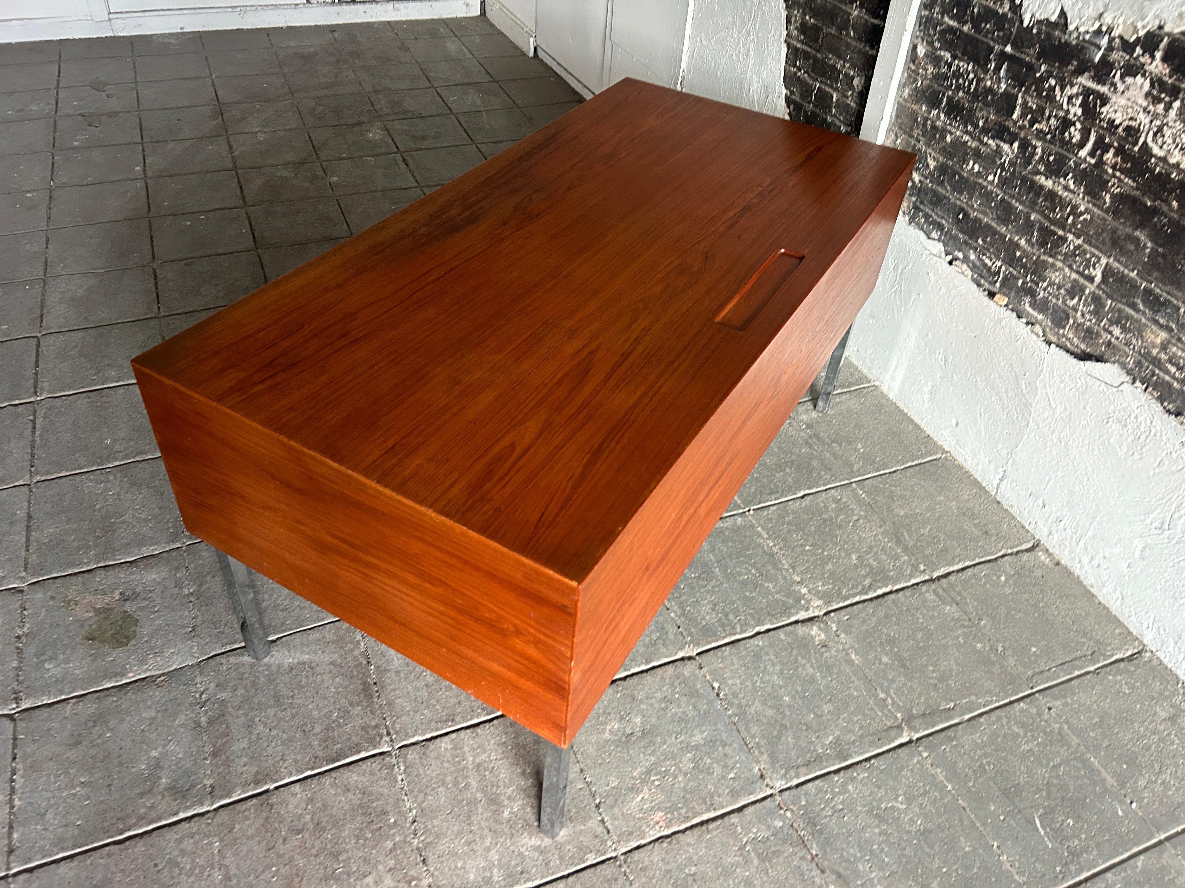 Scrivania moderna danese a 6 cassetti in teak e cromo di Sigurd Hansen Møbelfabrik In condizioni buone in vendita a Brooklyn, NY