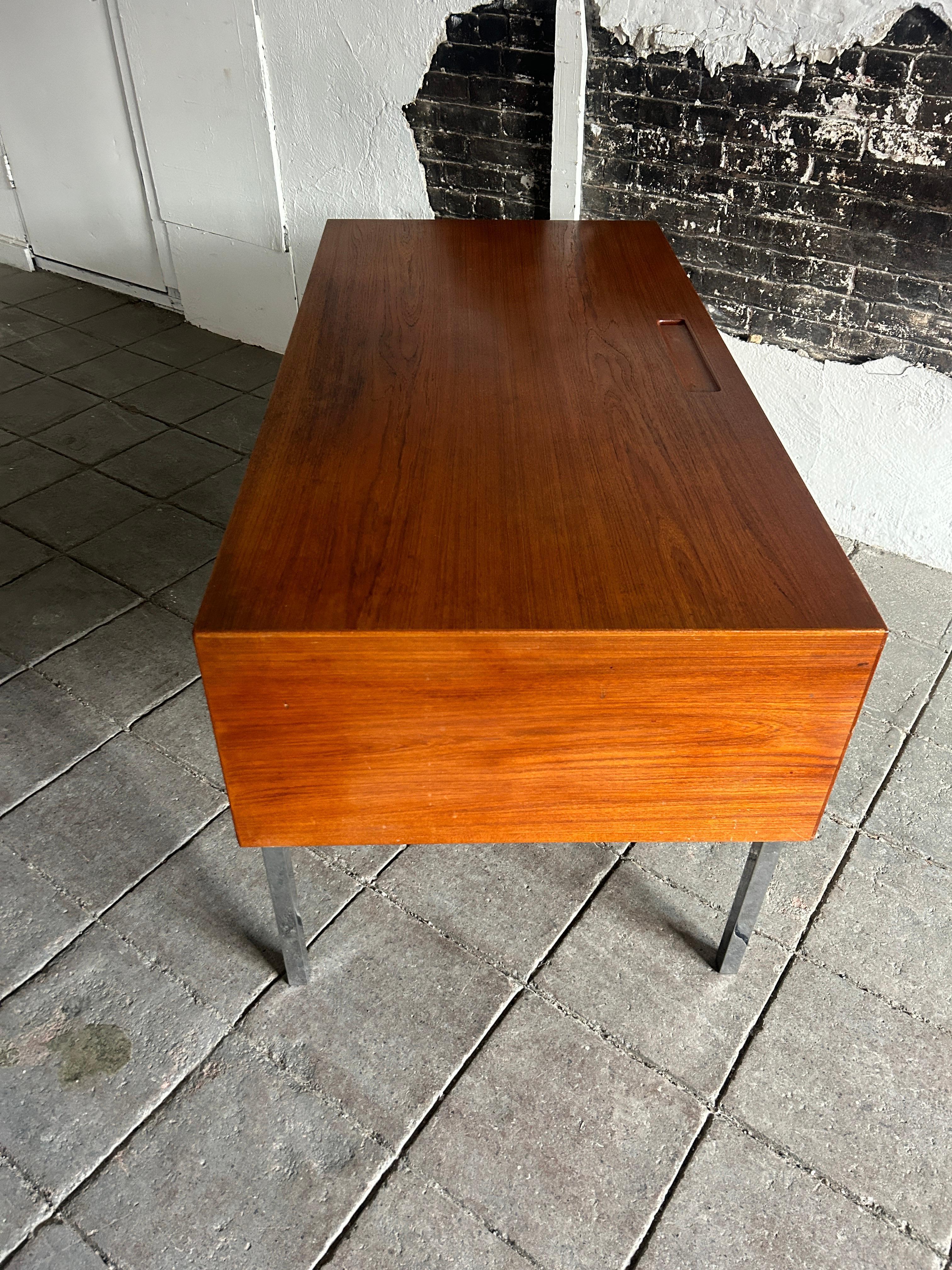 Metà XX secolo Scrivania moderna danese a 6 cassetti in teak e cromo di Sigurd Hansen Møbelfabrik in vendita