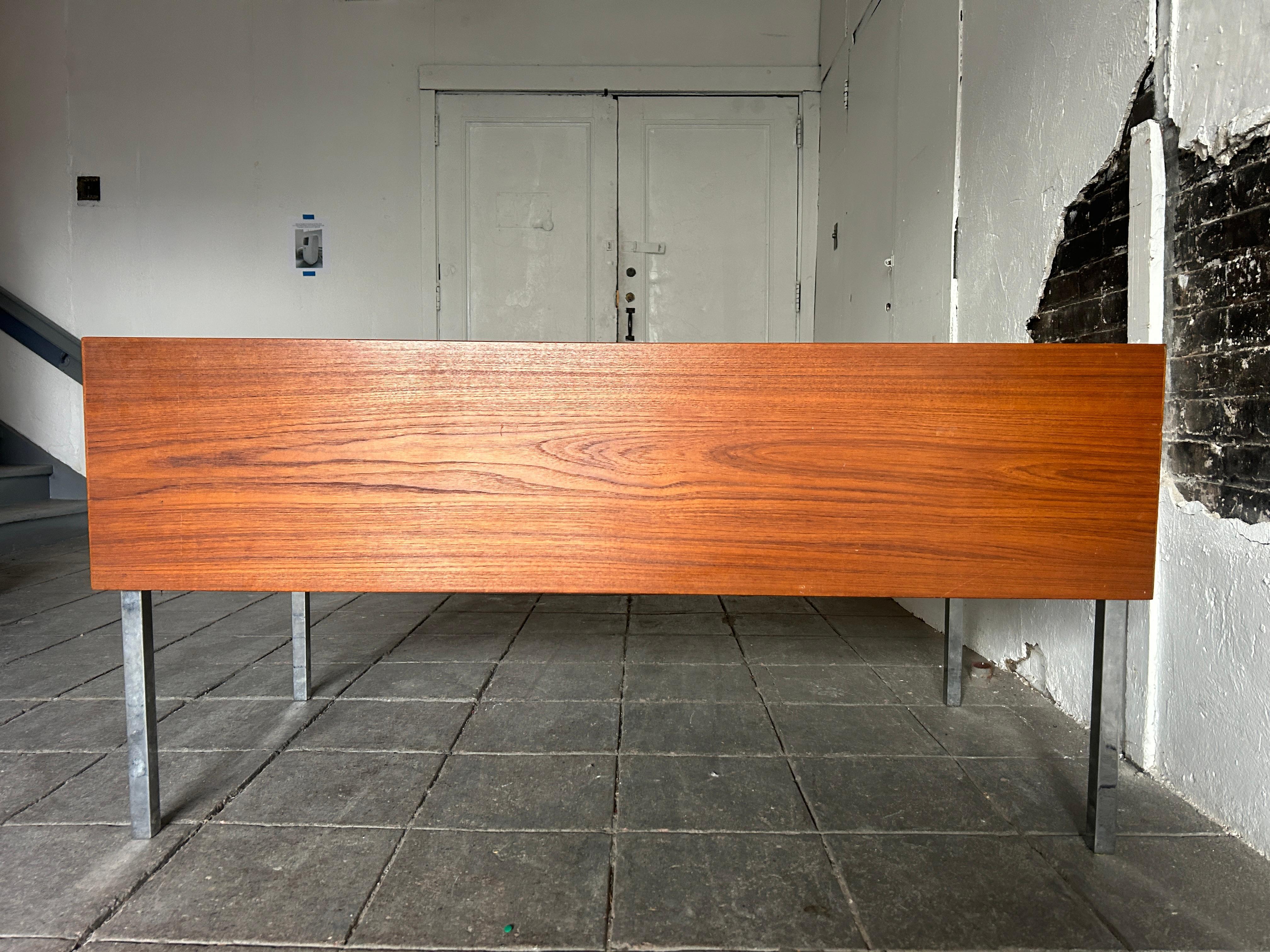 Cromo Scrivania moderna danese a 6 cassetti in teak e cromo di Sigurd Hansen Møbelfabrik in vendita