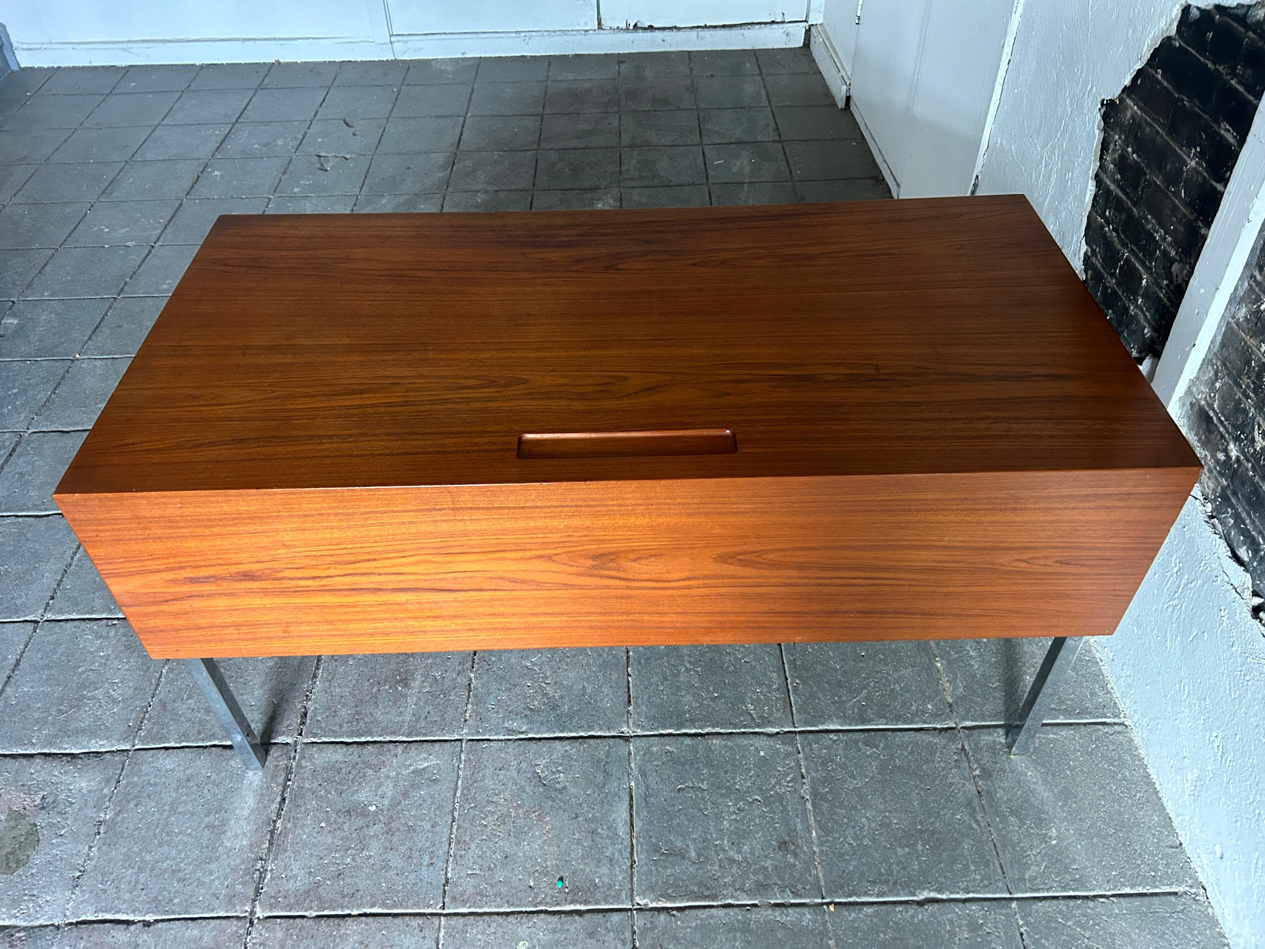 Scrivania moderna danese a 6 cassetti in teak e cromo di Sigurd Hansen Møbelfabrik in vendita 1