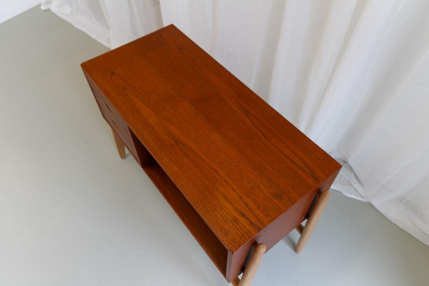 Table console moderne danoise en teck et chêne avec étagère en rotin, années 1960 en vente 4