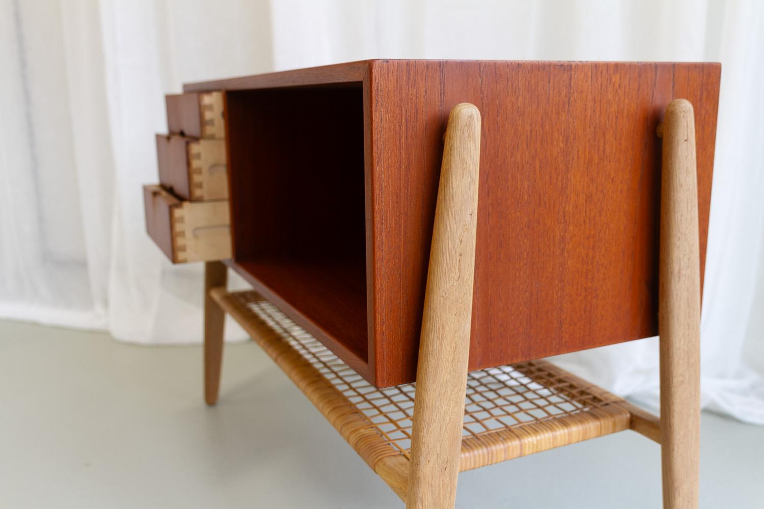 Table console moderne danoise en teck et chêne avec étagère en rotin, années 1960 en vente 6