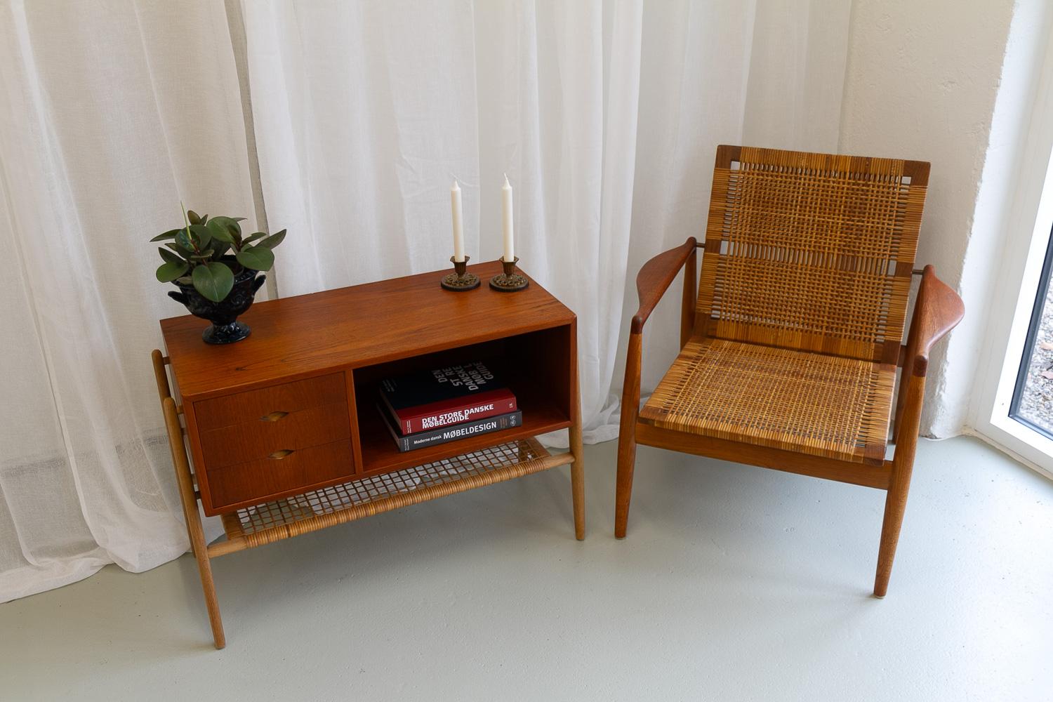 Table console moderne danoise en teck et chêne avec étagère en rotin, années 1960 en vente 7