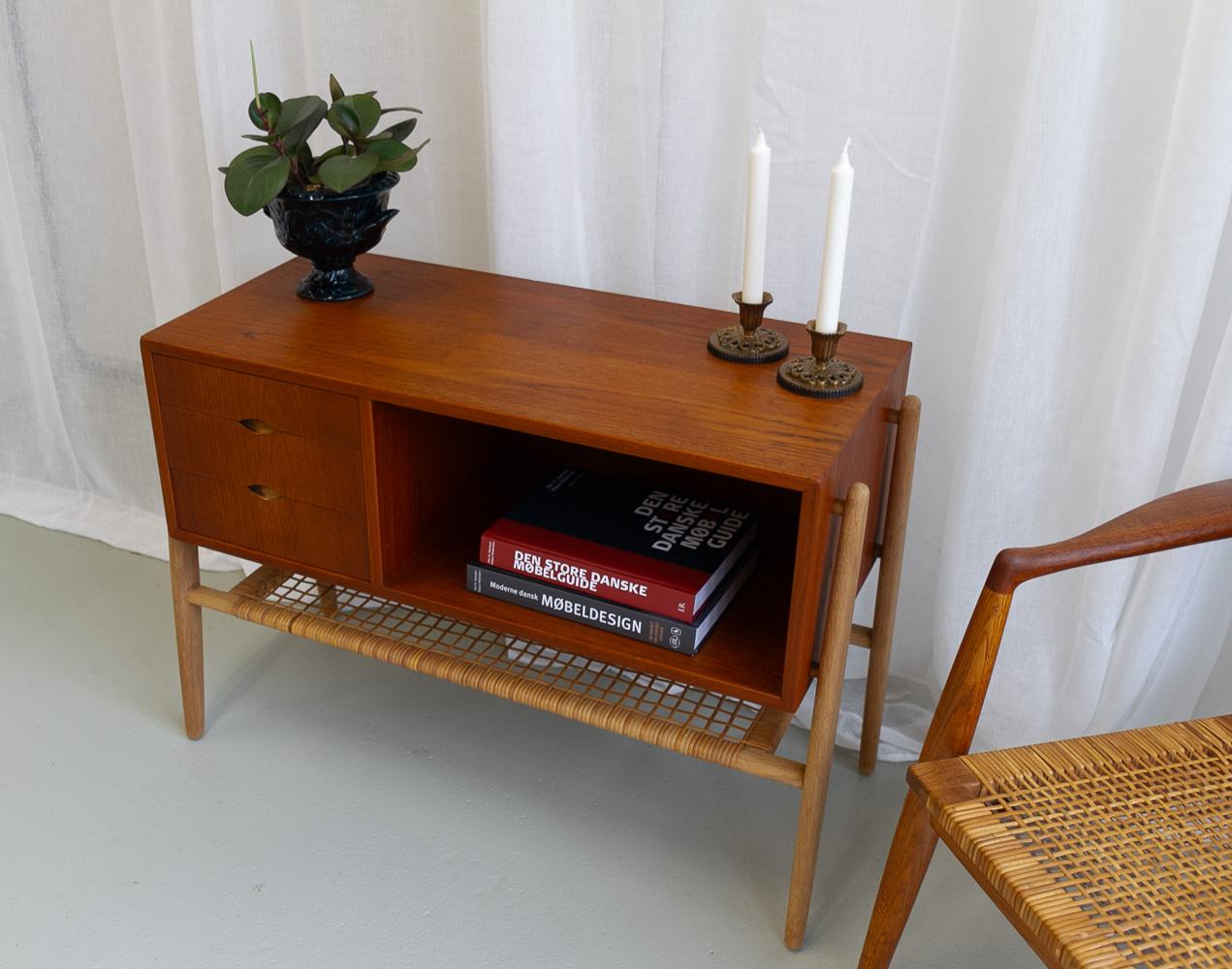 Table console moderne danoise en teck et chêne avec étagère en rotin, années 1960 en vente 8