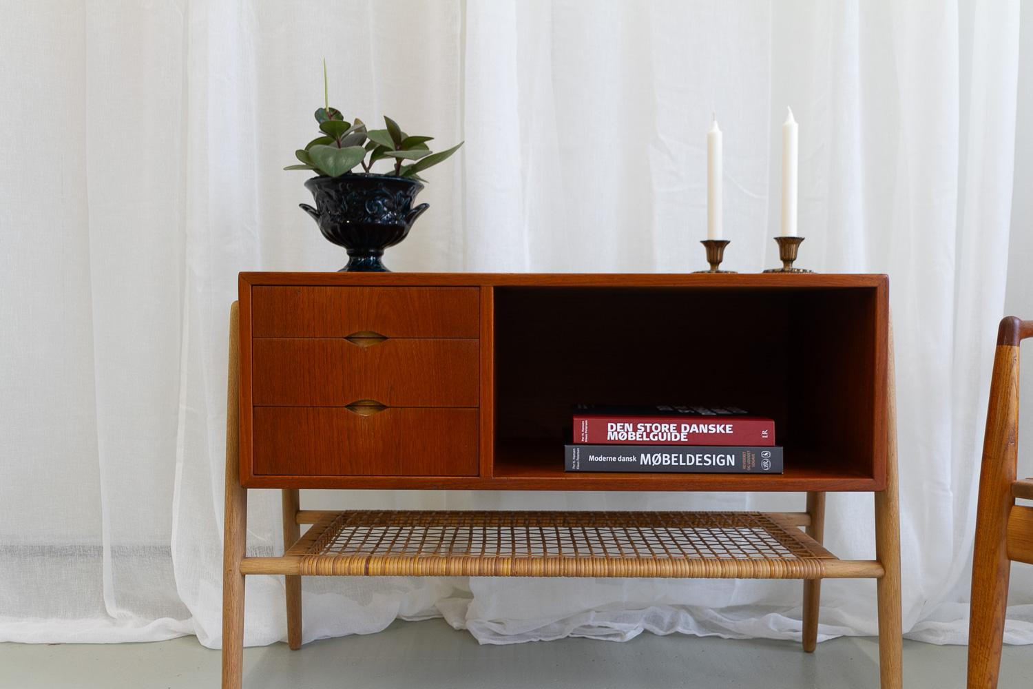 Table console moderne danoise en teck et chêne avec étagère en rotin, années 1960 en vente 9