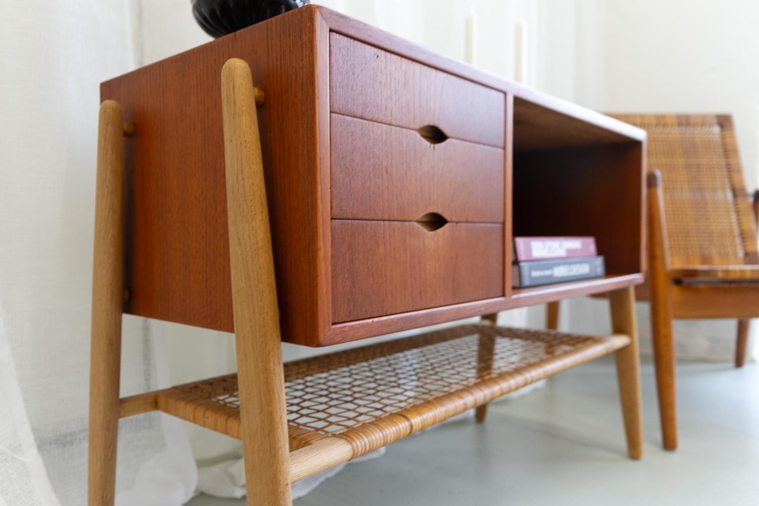 Table console moderne danoise en teck et chêne avec étagère en rotin, années 1960 en vente 11