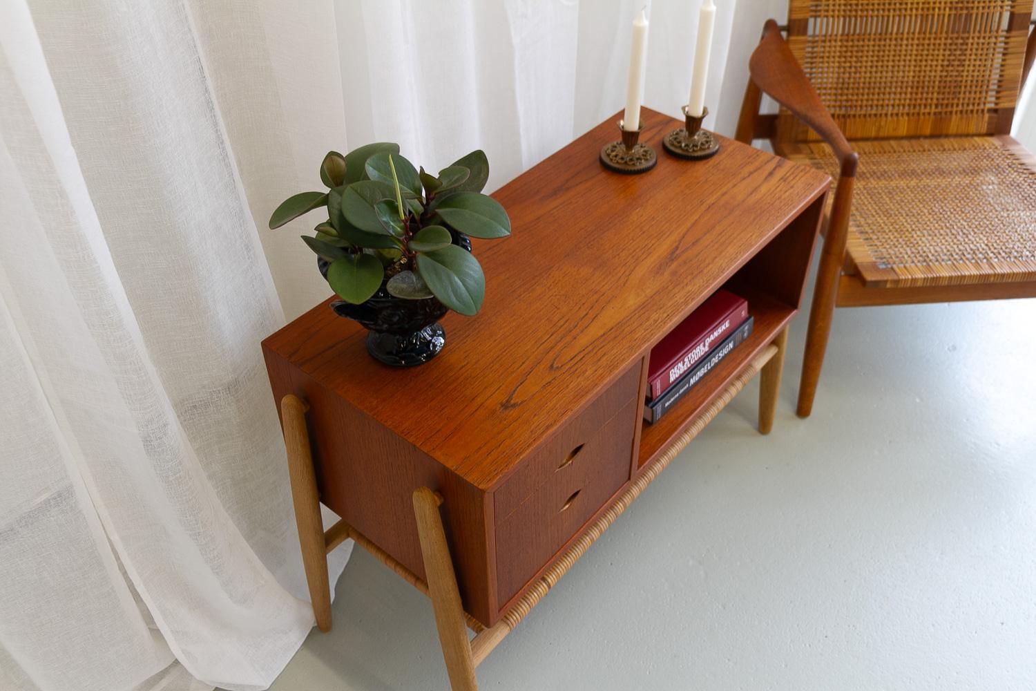 Table console moderne danoise en teck et chêne avec étagère en rotin, années 1960 en vente 12
