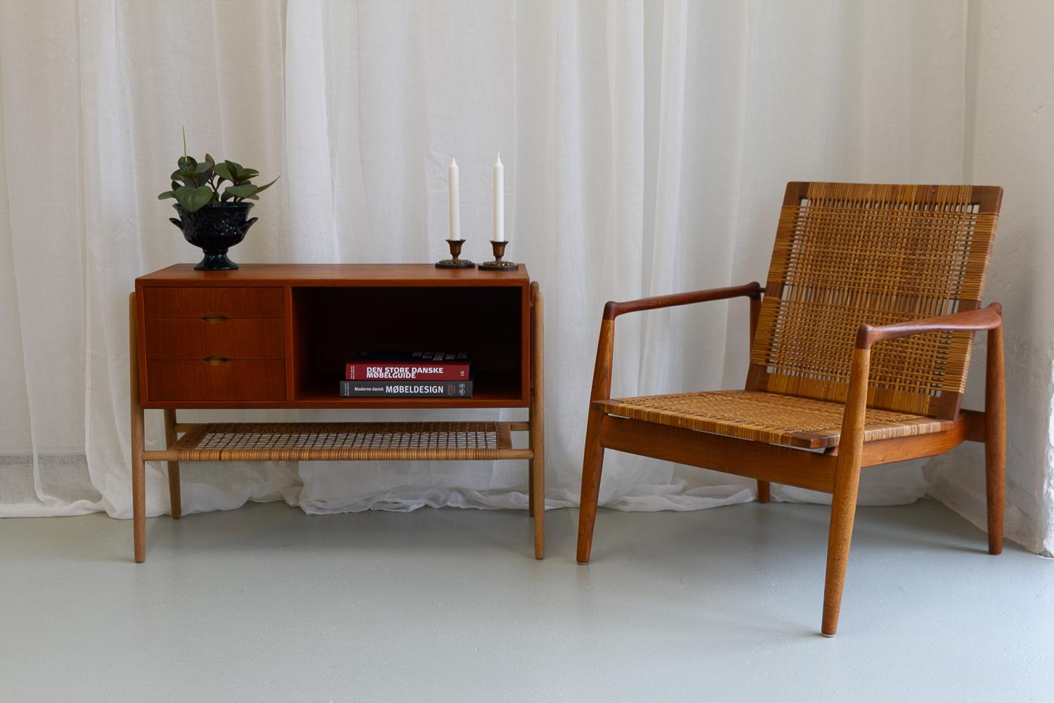 Table console moderne danoise en teck et chêne avec étagère en rotin, années 1960 en vente 13