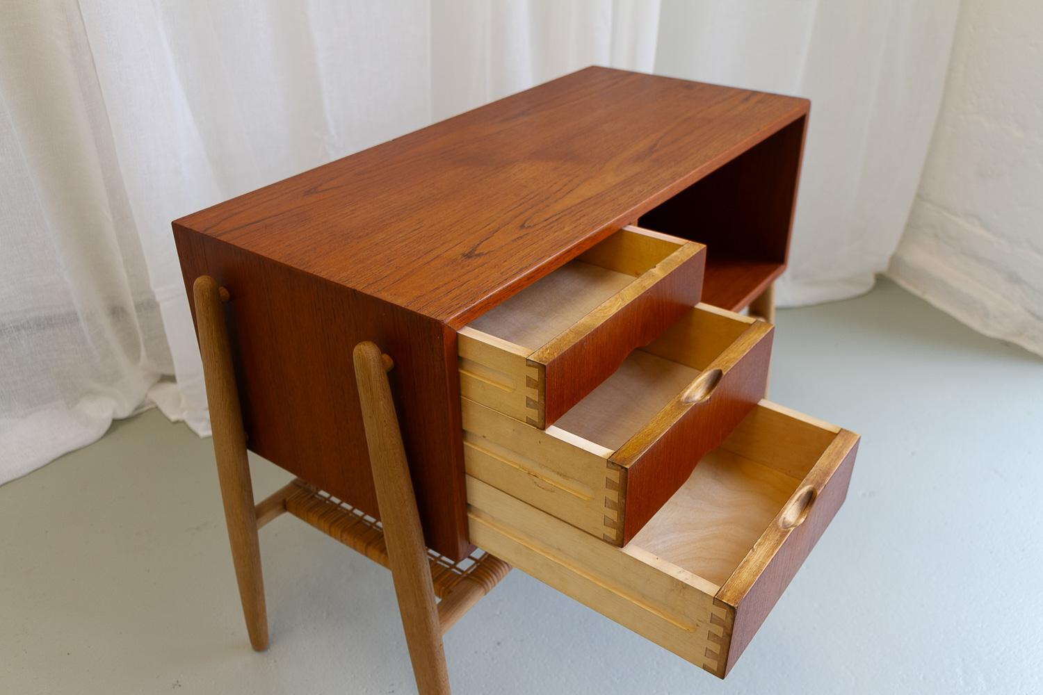 Mid-Century Modern Table console moderne danoise en teck et chêne avec étagère en rotin, années 1960 en vente