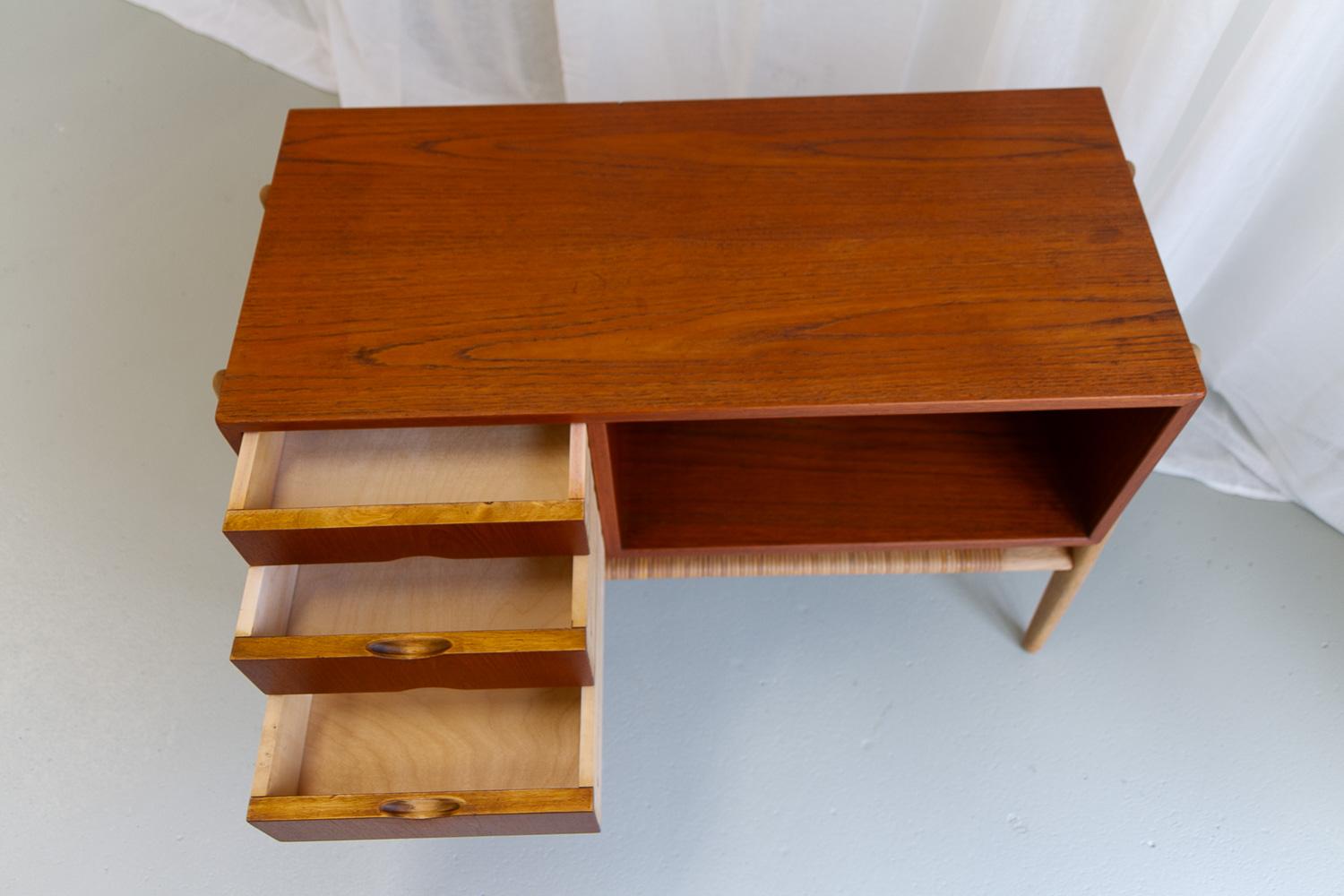 Danois Table console moderne danoise en teck et chêne avec étagère en rotin, années 1960 en vente
