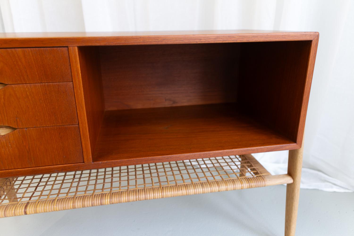Table console moderne danoise en teck et chêne avec étagère en rotin, années 1960 Bon état - En vente à Asaa, DK
