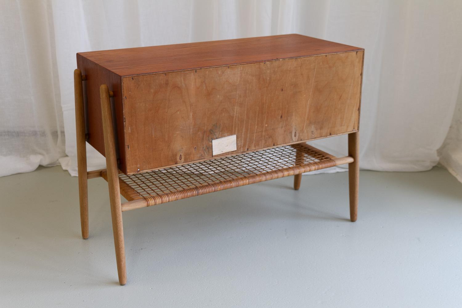 Canne Table console moderne danoise en teck et chêne avec étagère en rotin, années 1960 en vente
