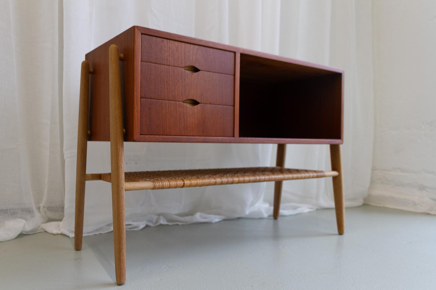 Table console moderne danoise en teck et chêne avec étagère en rotin, années 1960 en vente 1