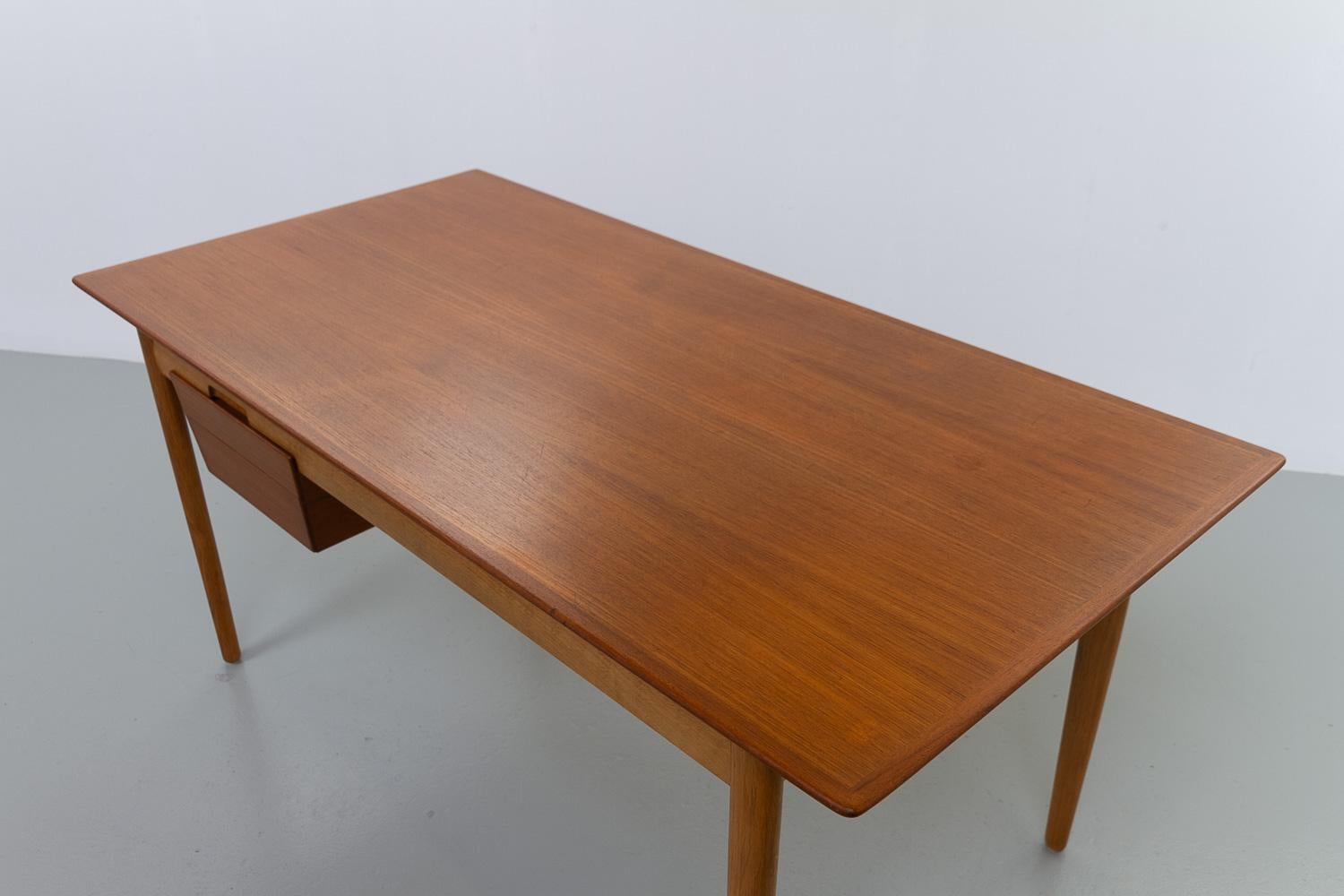 Scrivania moderna danese in teak e Oak di Ib Kofod-Larsen per Fredericia, 1956. in vendita 3