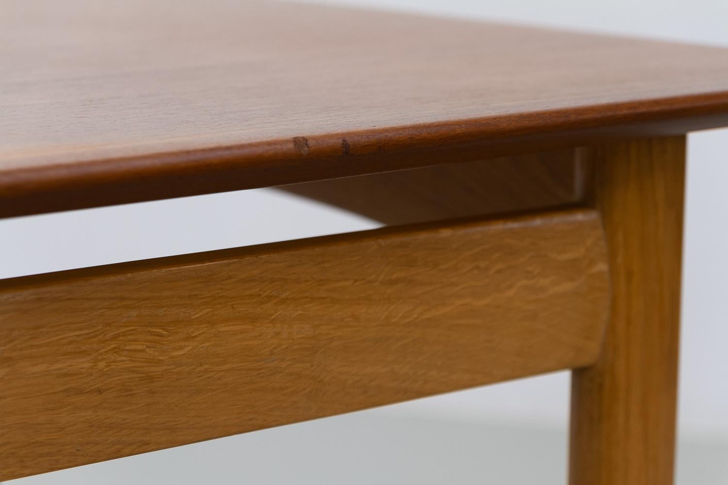 Scrivania moderna danese in teak e Oak di Ib Kofod-Larsen per Fredericia, 1956. in vendita 5