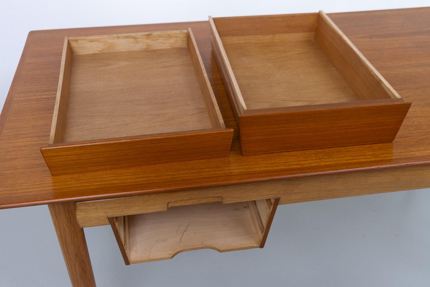 Scrivania moderna danese in teak e Oak di Ib Kofod-Larsen per Fredericia, 1956. in vendita 8