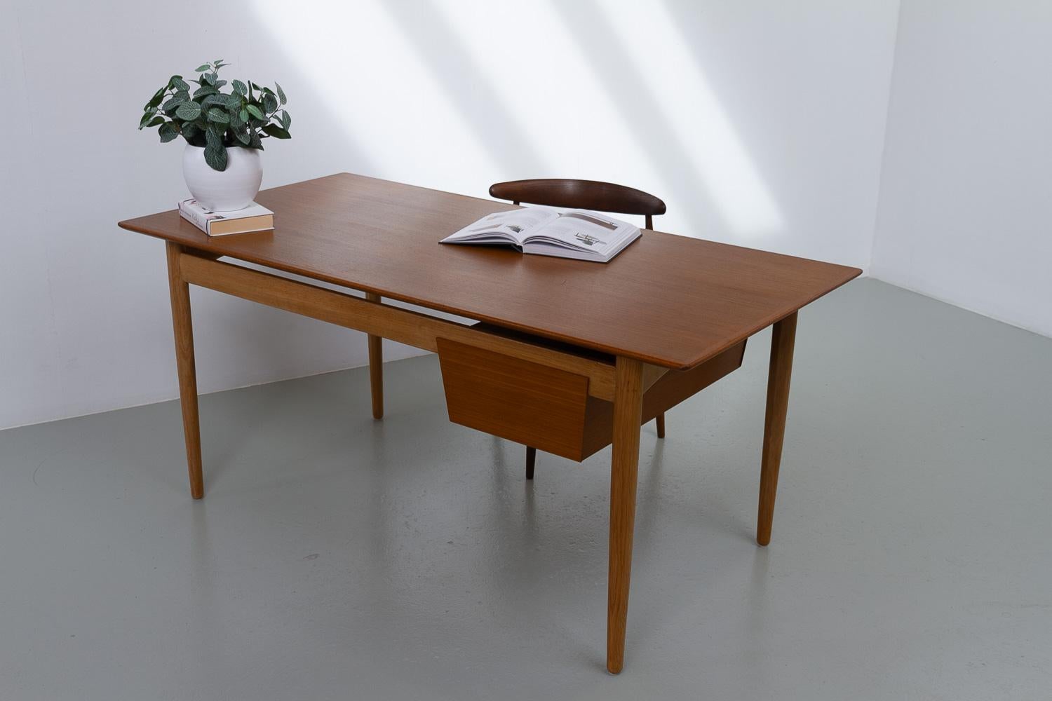 Scrivania moderna danese in teak e Oak di Ib Kofod-Larsen per Fredericia, 1956. in vendita 9