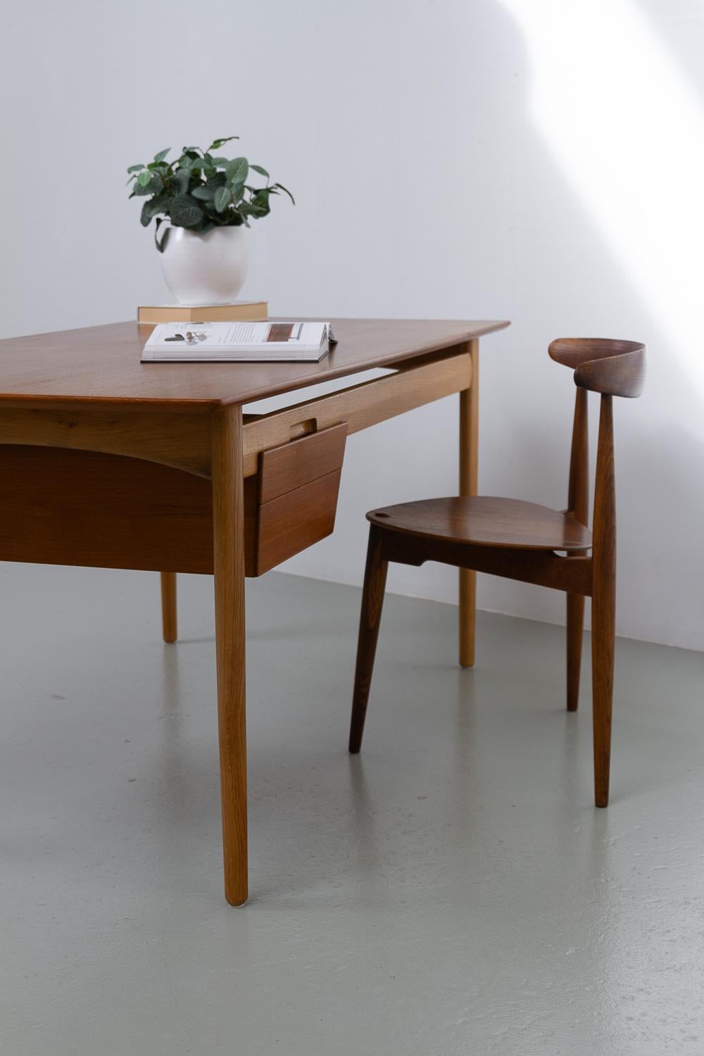 Scrivania moderna danese in teak e Oak di Ib Kofod-Larsen per Fredericia, 1956. in vendita 10