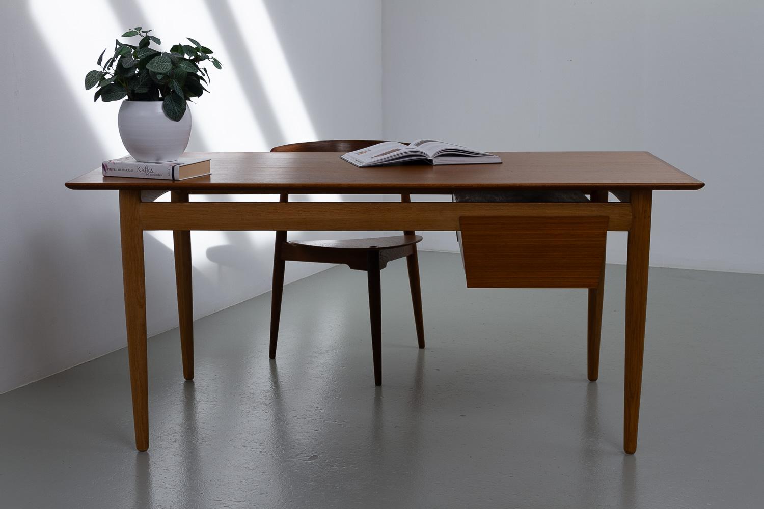 Scrivania moderna danese in teak e Oak di Ib Kofod-Larsen per Fredericia, 1956. in vendita 12