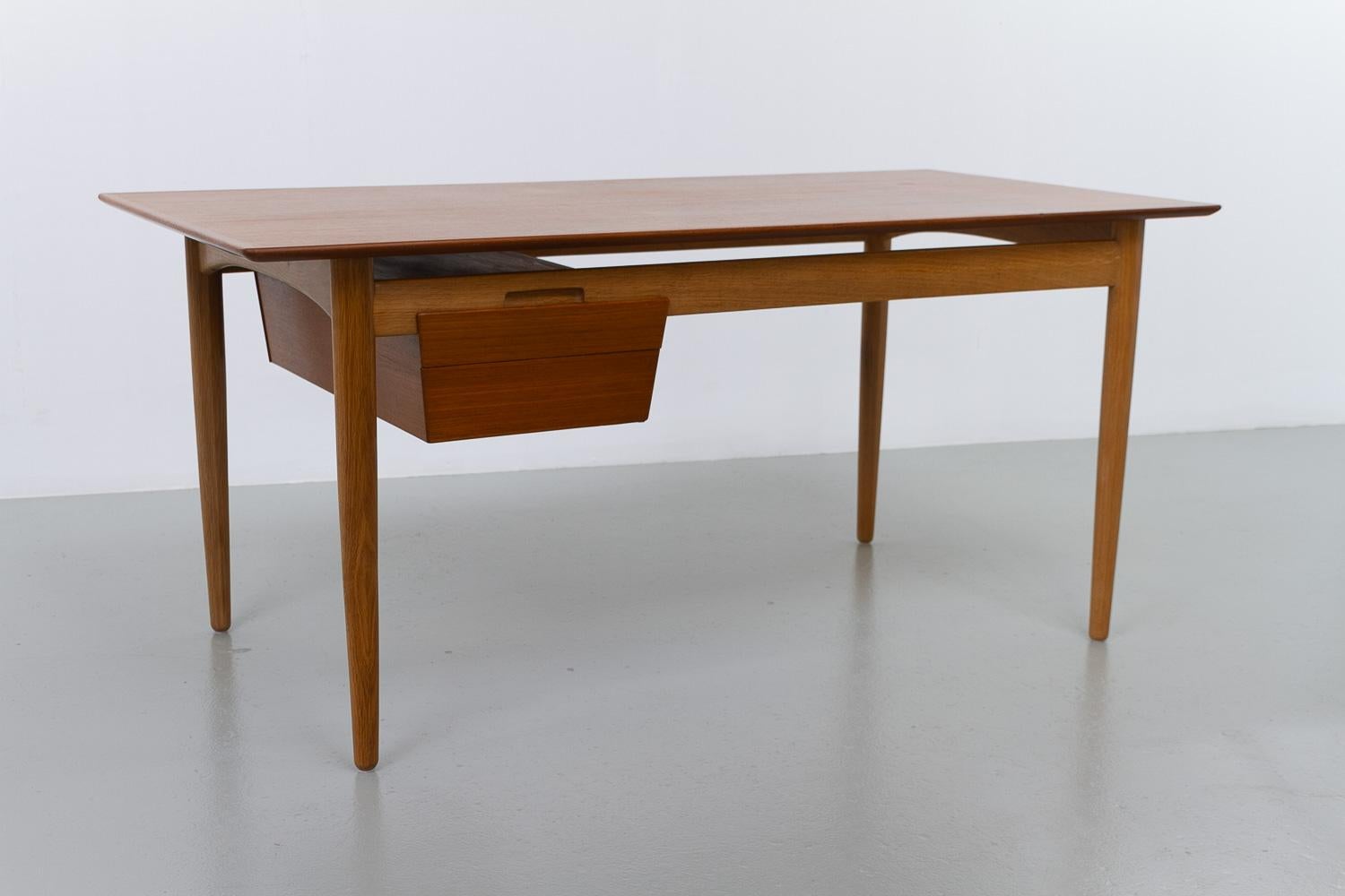 Scrivania moderna danese in teak e Oak di Ib Kofod-Larsen per Fredericia, 1956.  

Rarissimo scrittoio danese Mid-Century Modern di Ib Kofod-Larsen realizzato in Danimarca nel 1956 da Fredericia Furniture.

Struttura del tavolo in massello di rovere