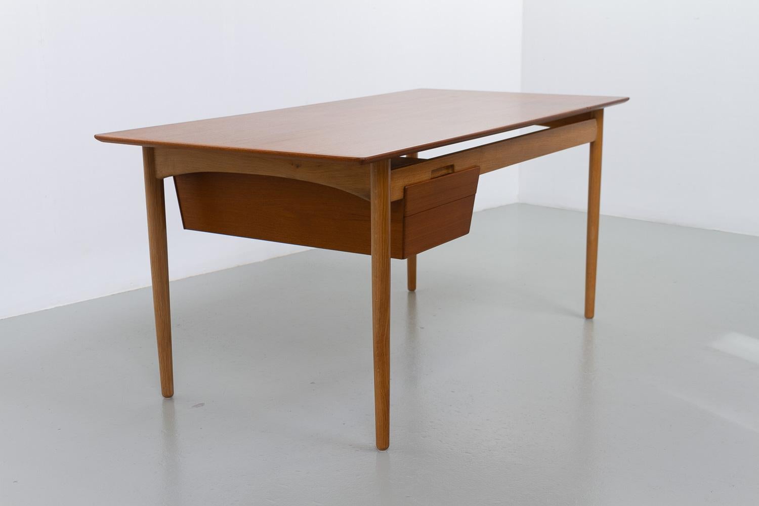 Scandinavo moderno Scrivania moderna danese in teak e Oak di Ib Kofod-Larsen per Fredericia, 1956. in vendita