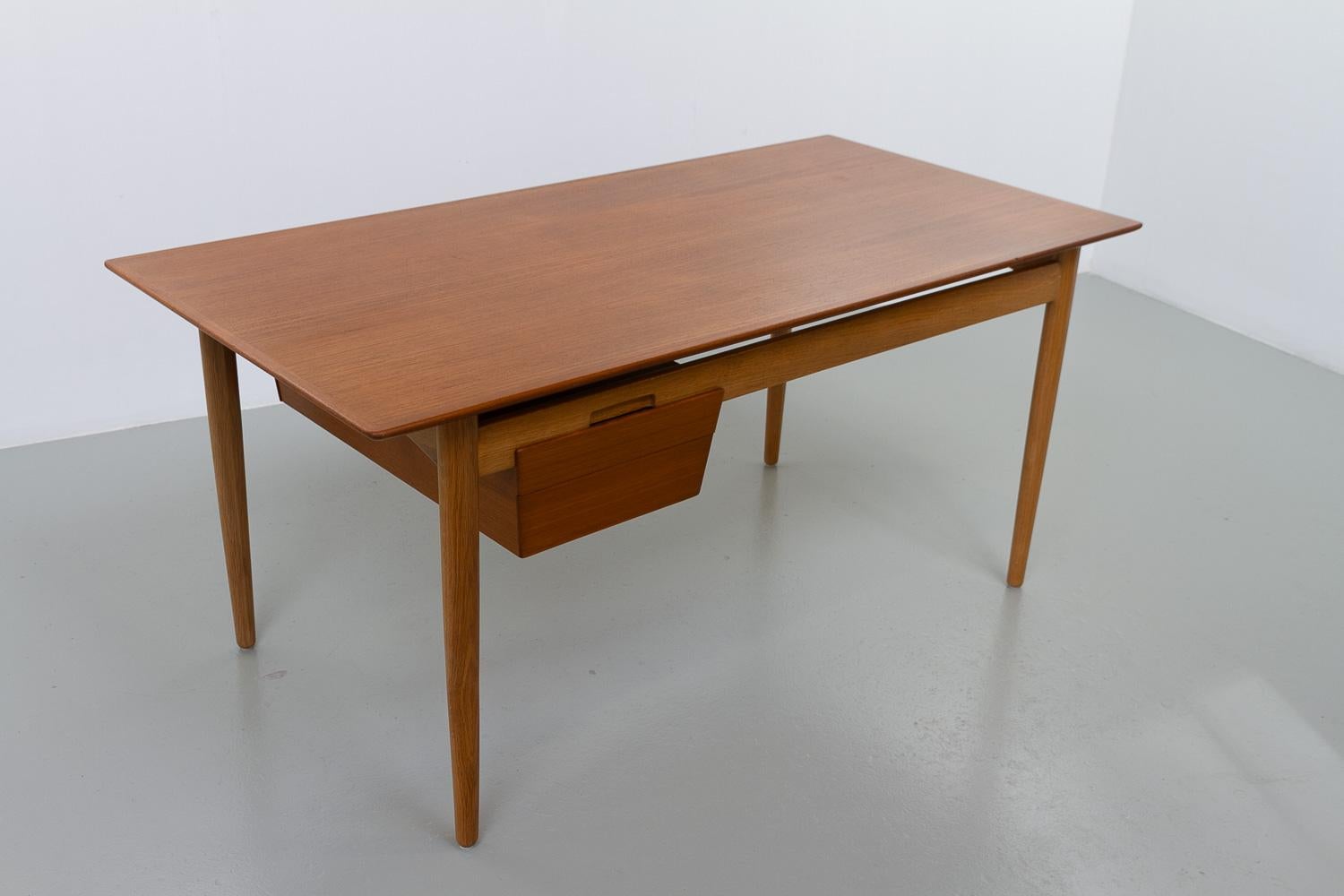 Danese Scrivania moderna danese in teak e Oak di Ib Kofod-Larsen per Fredericia, 1956. in vendita
