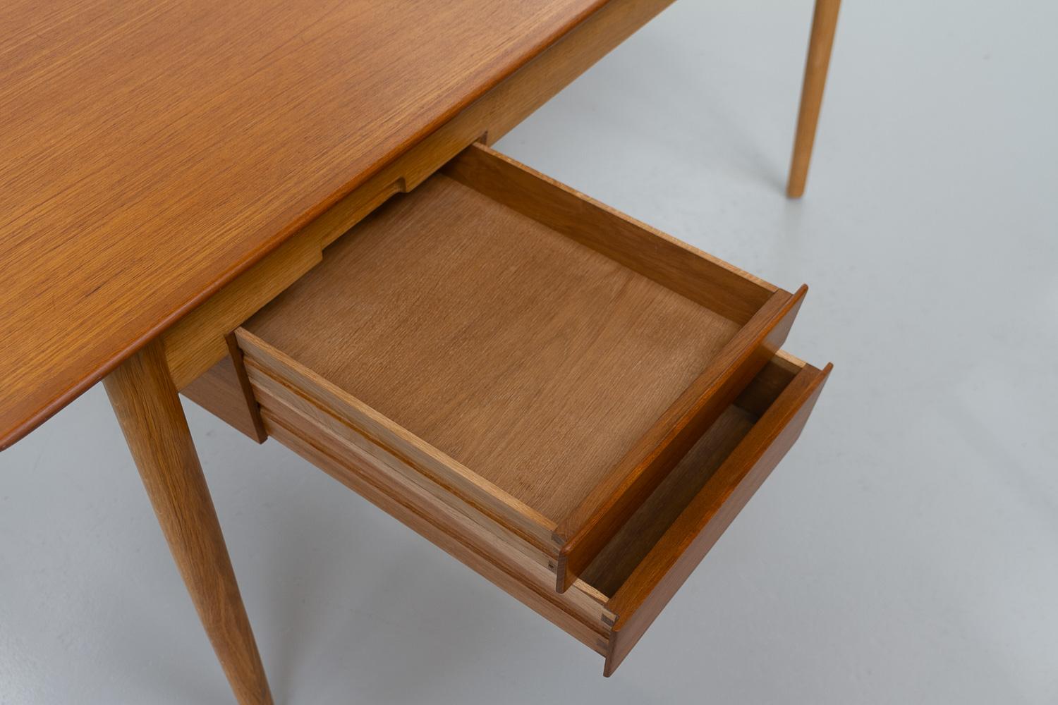 Metà XX secolo Scrivania moderna danese in teak e Oak di Ib Kofod-Larsen per Fredericia, 1956. in vendita