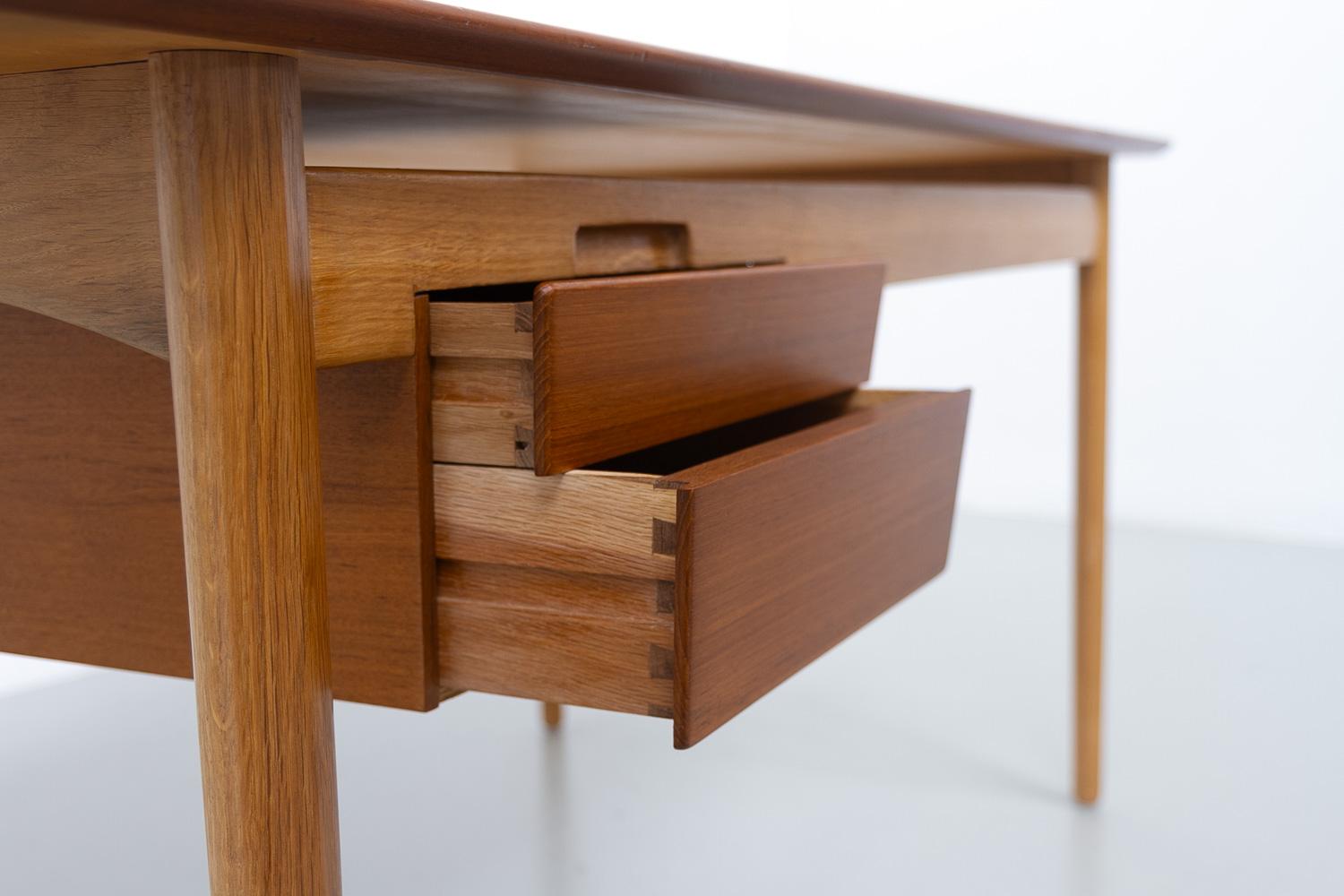 Quercia Scrivania moderna danese in teak e Oak di Ib Kofod-Larsen per Fredericia, 1956. in vendita