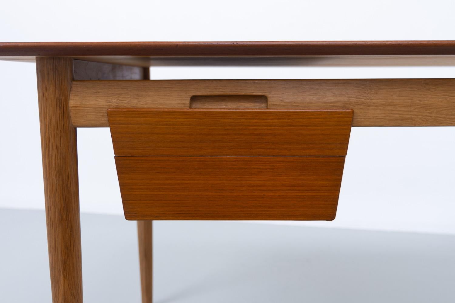 Scrivania moderna danese in teak e Oak di Ib Kofod-Larsen per Fredericia, 1956. in vendita 1