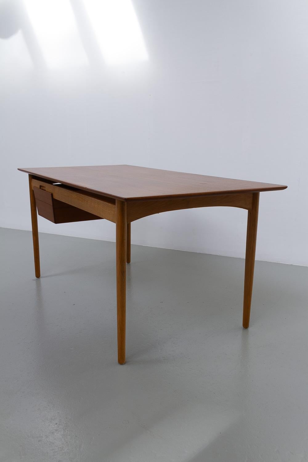Scrivania moderna danese in teak e Oak di Ib Kofod-Larsen per Fredericia, 1956. in vendita 2