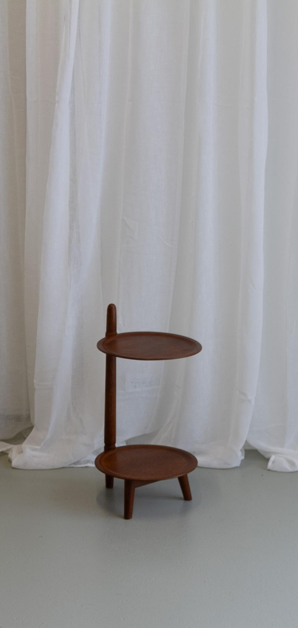 Danish Modern Teak and Oak Side Table by Edmund Jørgensen, 1950s.
Sculptural two tier side table with oak frame and round teak plywood tabletops.
Stable construction with three legs
Made at Edmund Jørgensens Møbelfabrik, Denmark in the 1950s.
Good