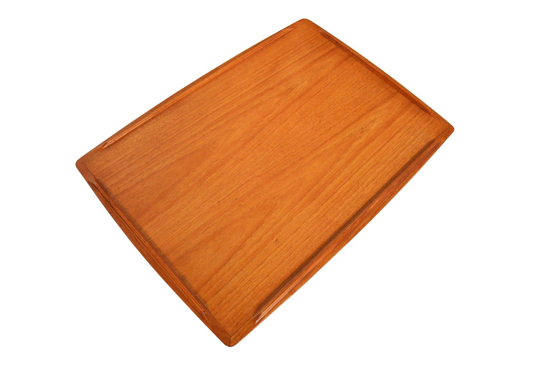 Designed by Torben Strandgaard for M.O. Møbler in the 1960s, this beautiful side table is constructed with teak surfaces and supported by a sculpted oak base. Perfect for pairing with lounge chairs, this table features raised lips. In excellent