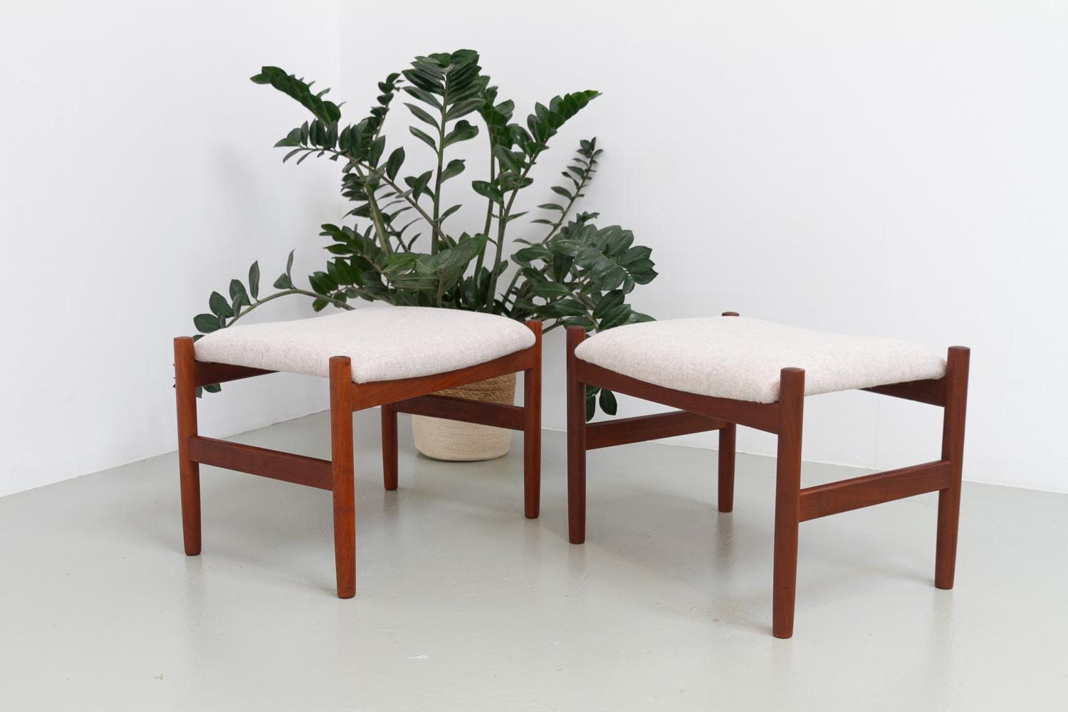 Pouf moderni danesi in teak e lana di Hugo Frandsen, anni '60, set di 2 in vendita 7